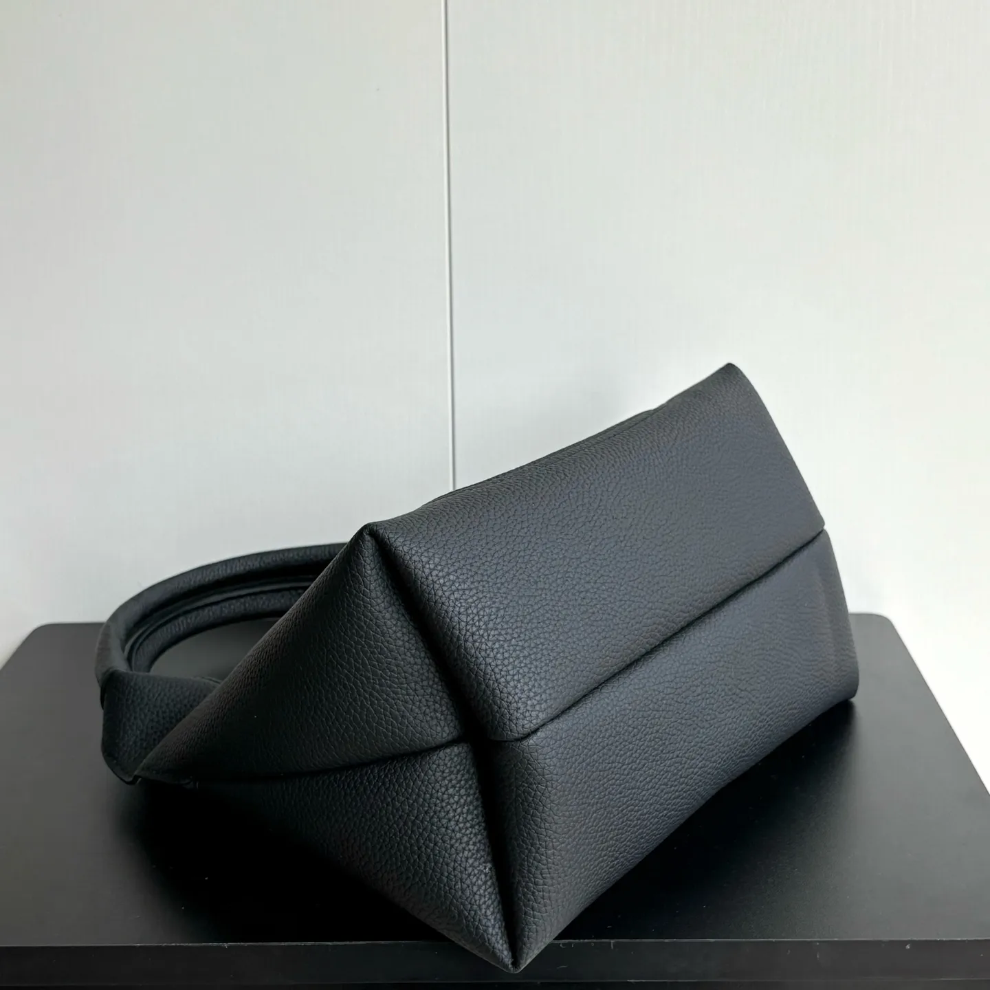 Upgraded version of real shot #💰320 Style number: 837467 black Size: 27.5X21X16～ Gucci Softbit series small shoulder bag, ingeniously incorporating the brand's classic equestrian style accessories with a half-horse bit shape. The handle is 15 cm high and can be opened and closed with a magnetic buckle.