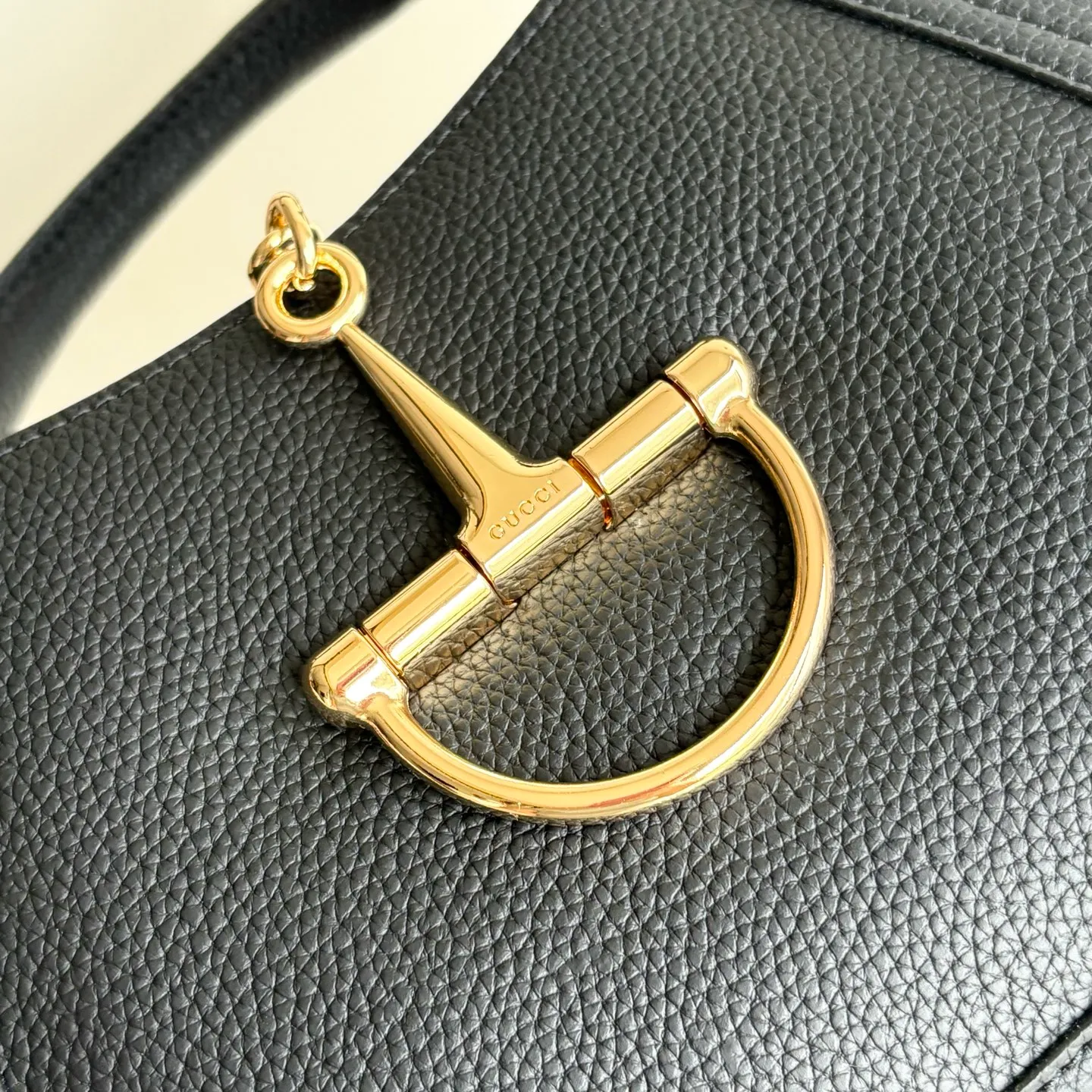 Upgraded version of real shot #💰320 Style number: 837467 black Size: 27.5X21X16～ Gucci Softbit series small shoulder bag, ingeniously incorporating the brand's classic equestrian style accessories with a half-horse bit shape. The handle is 15 cm high and can be opened and closed with a magnetic buckle.