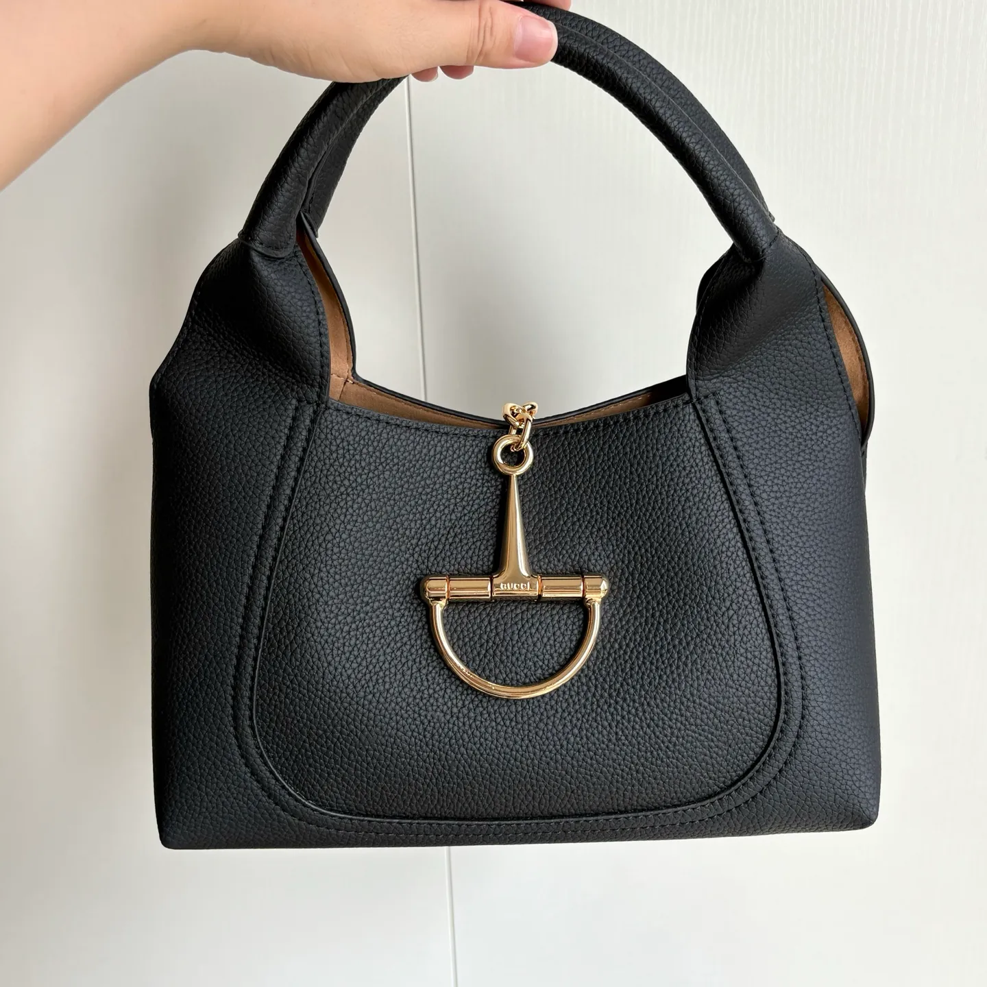 Upgraded version of real shot #💰320 Style number: 837467 black Size: 27.5X21X16～ Gucci Softbit series small shoulder bag, ingeniously incorporating the brand's classic equestrian style accessories with a half-horse bit shape. The handle is 15 cm high and can be opened and closed with a magnetic buckle.