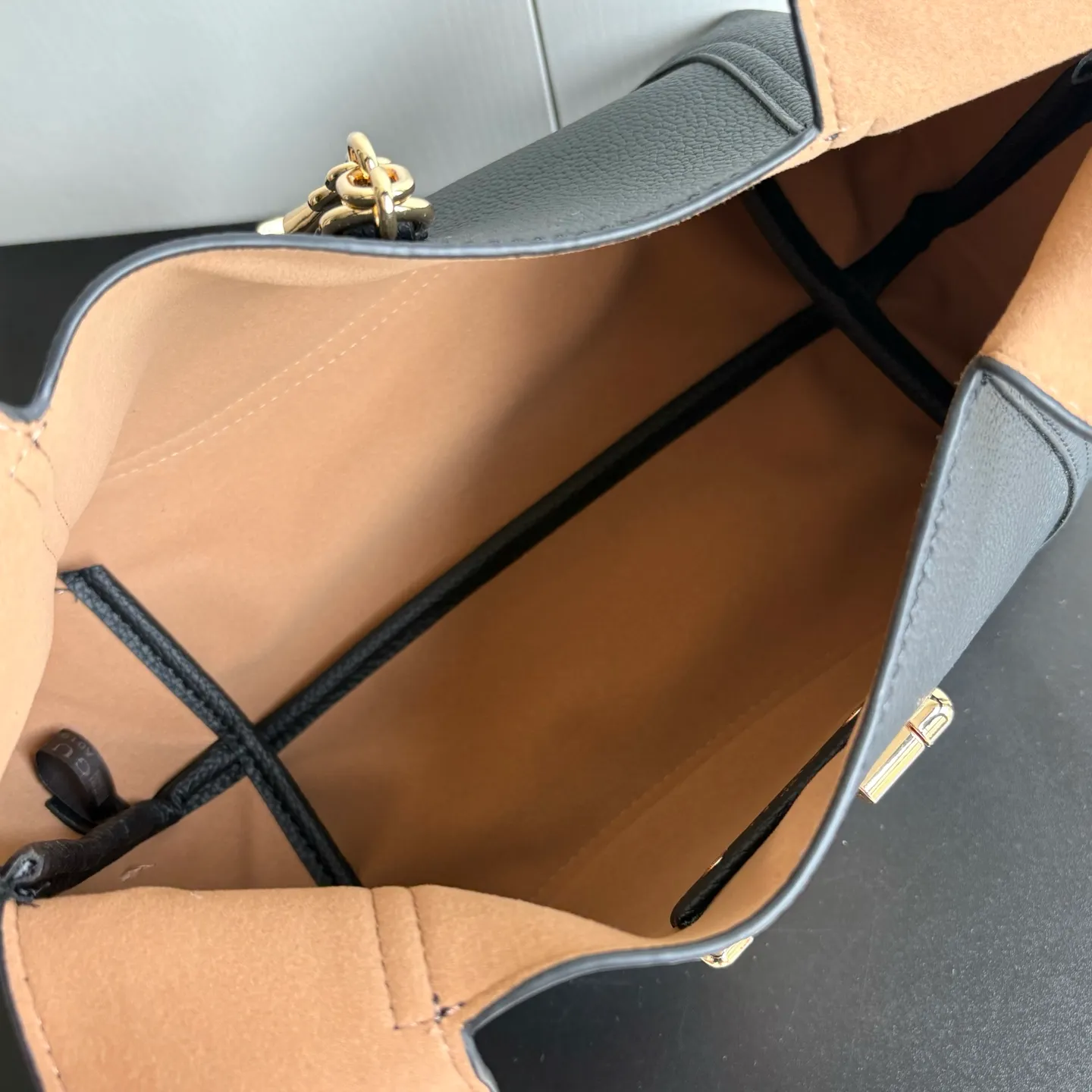 Upgraded version of real shot #💰320 Style number: 837467 black Size: 27.5X21X16～ Gucci Softbit series small shoulder bag, ingeniously incorporating the brand's classic equestrian style accessories with a half-horse bit shape. The handle is 15 cm high and can be opened and closed with a magnetic buckle.