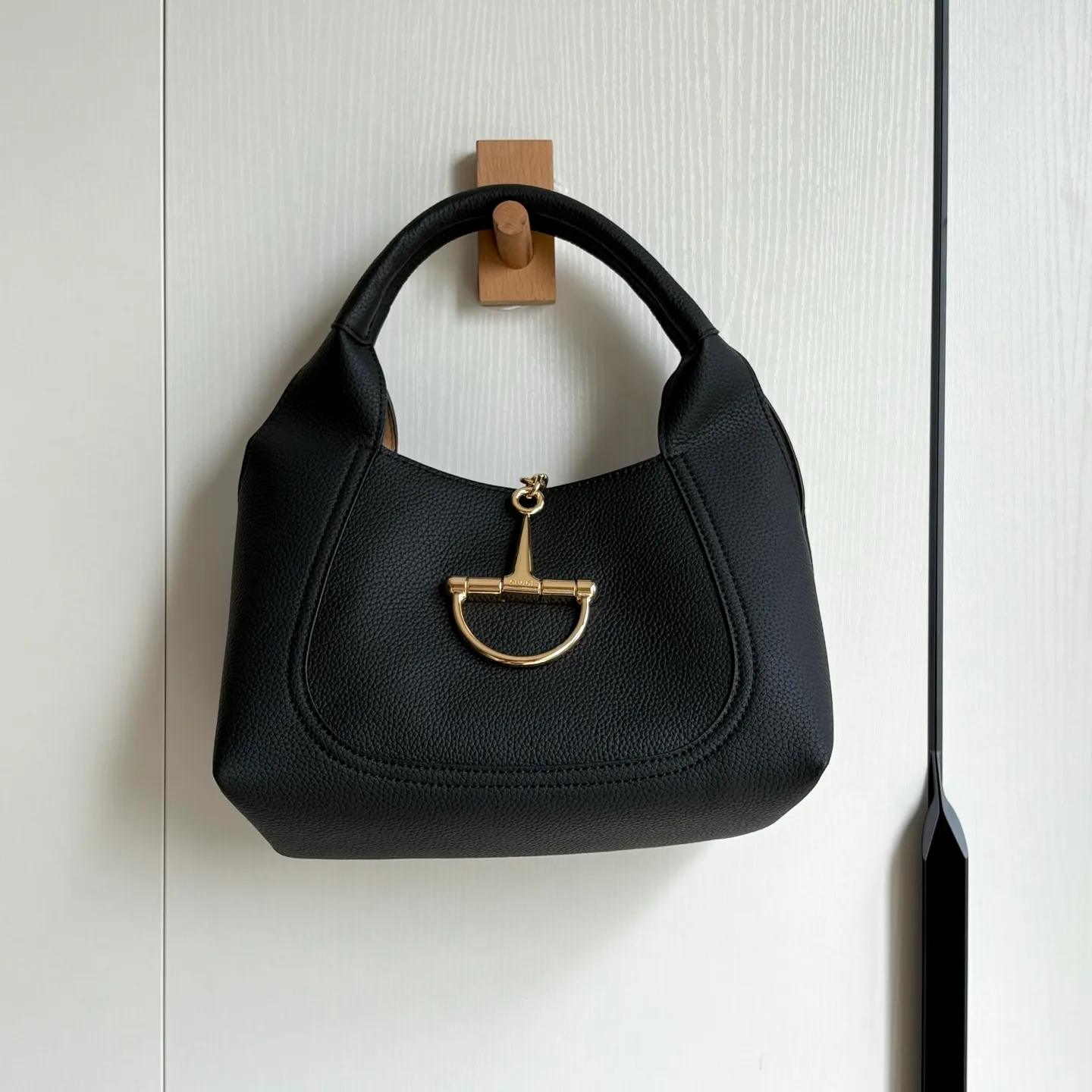 Upgraded version of real shot #💰320 Style number: 837467 black Size: 27.5X21X16～ Gucci Softbit series small shoulder bag, ingeniously incorporating the brand's classic equestrian style accessories with a half-horse bit shape. The handle is 15 cm high and can be opened and closed with a magnetic buckle.