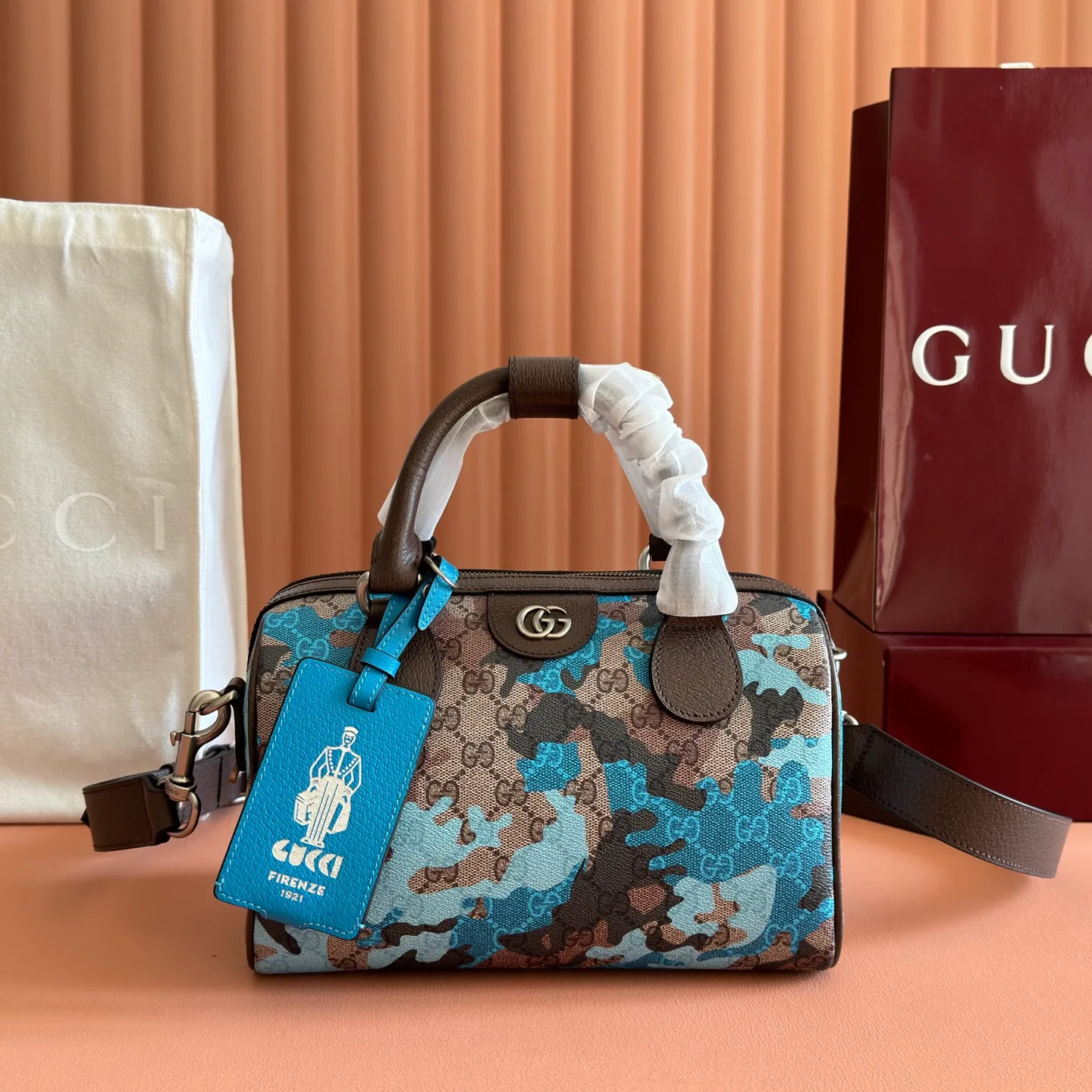 p1240💋💋💋【Original configuration counter complete package】Vivid camouflage combined with unique color matching, a new interpretation of the classic GG pattern. This travel bag is crafted from coated fabric with a marbled GG monogram pattern and features a matching ID plaque. Coated fabric with pink and red camouflage marbled GG monogram Brown, pink and red leather trim Palladium-toned hardware Unique cotton and linen lining Double G Interior: 1 zip pocket External: 1 removable bellman ID tag Handle height: 11 cm Removable and adjustable leather shoulder strap (height: 110 cm - 128 cm) Zip closure Ident No.: 854860. Dimensions: 25cm (width) x 16cm (height) x 14cm (depth) Weight: approx. 856g Color: camouflage blue/PVC.