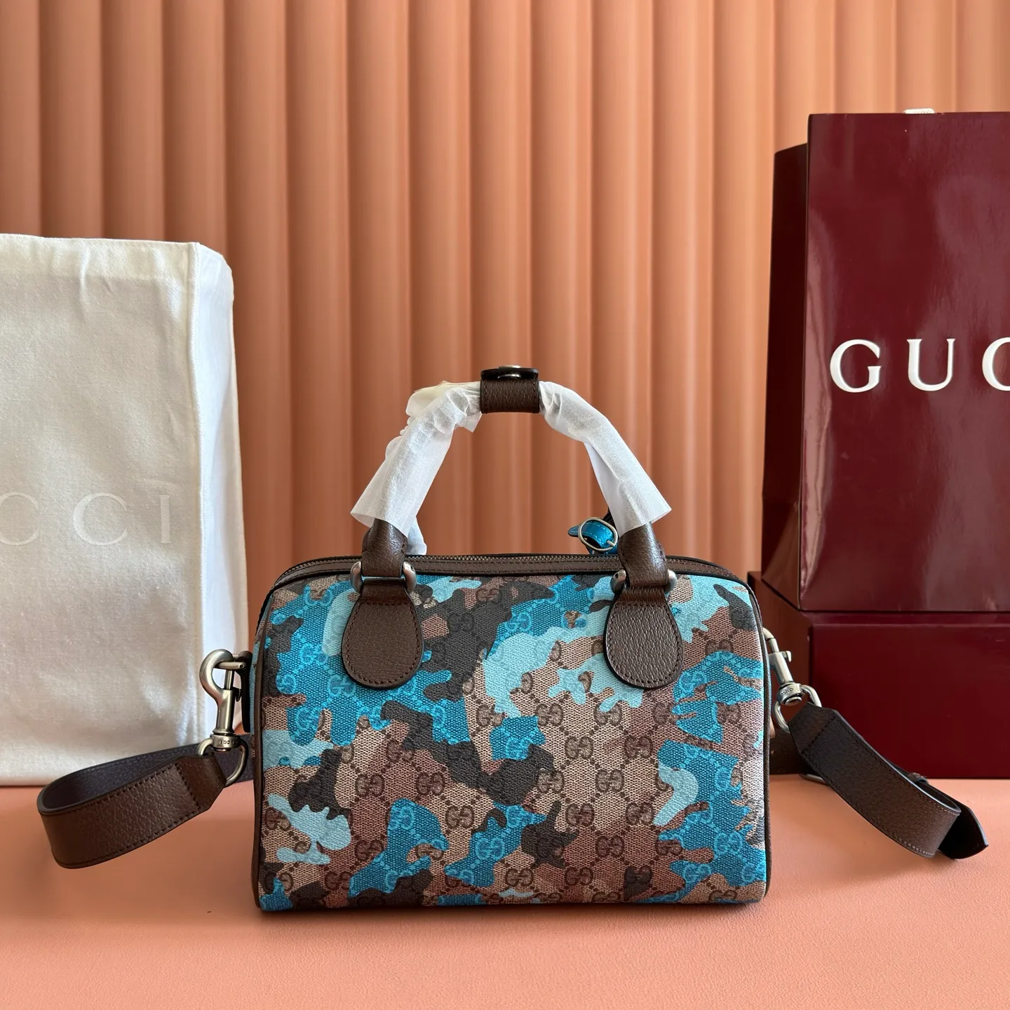 p1240💋💋💋【Original configuration counter complete package】Vivid camouflage combined with unique color matching, a new interpretation of the classic GG pattern. This travel bag is crafted from coated fabric with a marbled GG monogram pattern and features a matching ID plaque. Coated fabric with pink and red camouflage marbled GG monogram Brown, pink and red leather trim Palladium-toned hardware Unique cotton and linen lining Double G Interior: 1 zip pocket External: 1 removable bellman ID tag Handle height: 11 cm Removable and adjustable leather shoulder strap (height: 110 cm - 128 cm) Zip closure Ident No.: 854860. Dimensions: 25cm (width) x 16cm (height) x 14cm (depth) Weight: approx. 856g Color: camouflage blue/PVC.