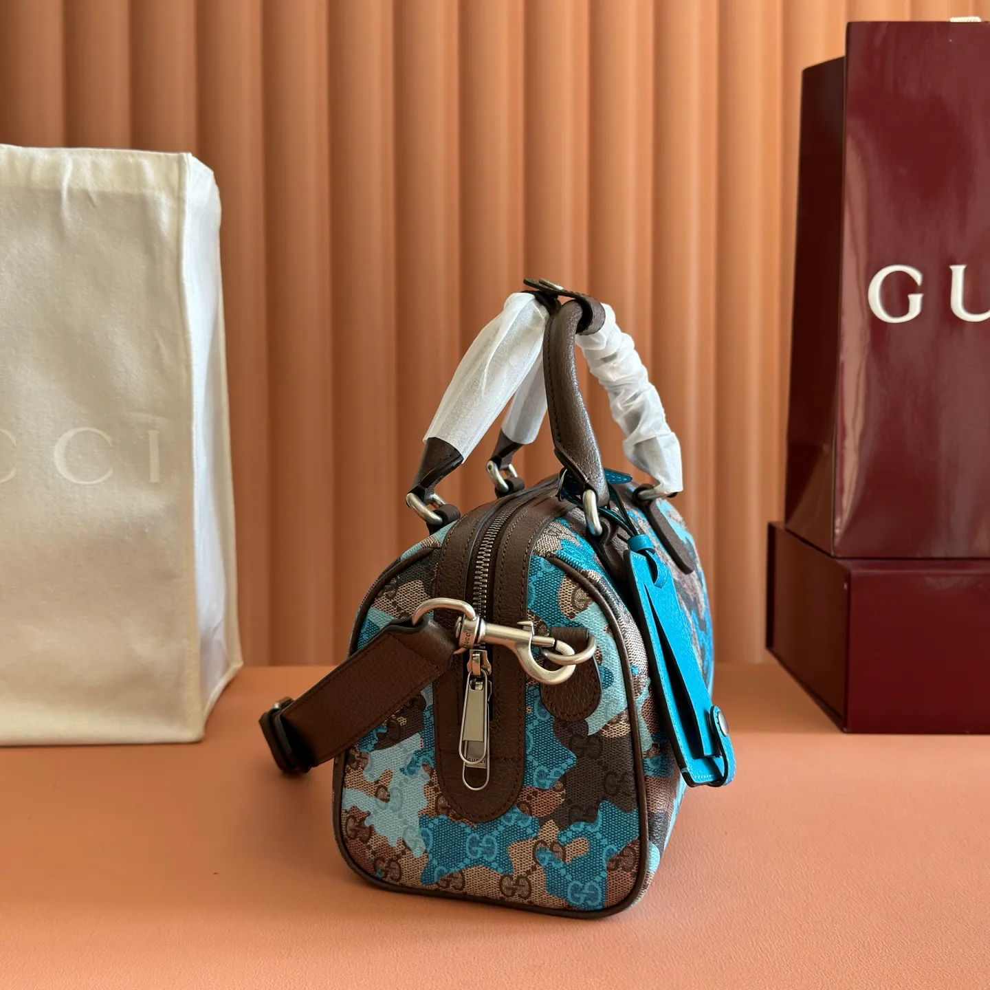 p1240💋💋💋【Original configuration counter complete package】Vivid camouflage combined with unique color matching, a new interpretation of the classic GG pattern. This travel bag is crafted from coated fabric with a marbled GG monogram pattern and features a matching ID plaque. Coated fabric with pink and red camouflage marbled GG monogram Brown, pink and red leather trim Palladium-toned hardware Unique cotton and linen lining Double G Interior: 1 zip pocket External: 1 removable bellman ID tag Handle height: 11 cm Removable and adjustable leather shoulder strap (height: 110 cm - 128 cm) Zip closure Ident No.: 854860. Dimensions: 25cm (width) x 16cm (height) x 14cm (depth) Weight: approx. 856g Color: camouflage blue/PVC.
