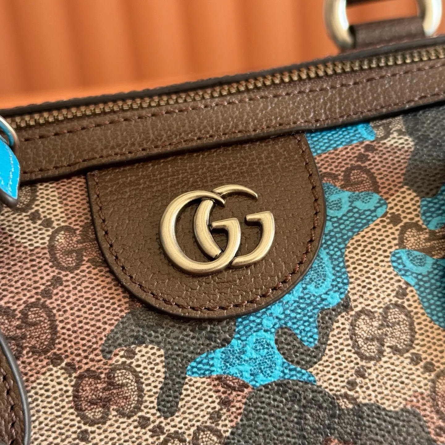 p1240💋💋💋【Original configuration counter complete package】Vivid camouflage combined with unique color matching, a new interpretation of the classic GG pattern. This travel bag is crafted from coated fabric with a marbled GG monogram pattern and features a matching ID plaque. Coated fabric with pink and red camouflage marbled GG monogram Brown, pink and red leather trim Palladium-toned hardware Unique cotton and linen lining Double G Interior: 1 zip pocket External: 1 removable bellman ID tag Handle height: 11 cm Removable and adjustable leather shoulder strap (height: 110 cm - 128 cm) Zip closure Ident No.: 854860. Dimensions: 25cm (width) x 16cm (height) x 14cm (depth) Weight: approx. 856g Color: camouflage blue/PVC.