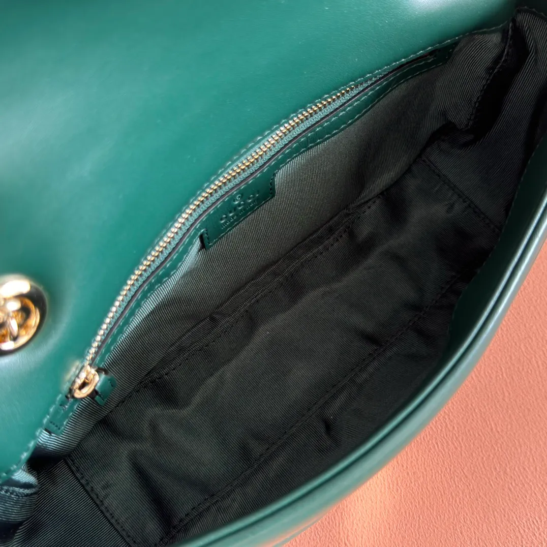 p1360. 💋💋💋【Original leather configuration counter complete package】The brand's iconic GG Marmont series is ingeniously integrated with double G-shaped accessories and faceted chain straps, and soft leather is selected to create a soft-lined bag shape. Simple and neat back pockets make medium and large bags more practical. Black V-shaped Matelassé sheepskin Light gold-tone hardware Gucci ankara red viscose lining Double G Interior: One zipped pocket External: One open pocket Sliding chain strap that can be used as a shoulder strap (56 cm high) Spring-buckle flap Ident: 837267. Dimensions: 26cm (width) x 15cm (height) x 7cm (depth) Weight: approximately 0.65kg Color: green full leather/original leather. Made in Italy