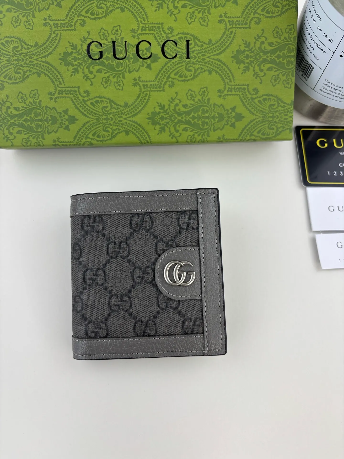 💰120 GUCCl Ophidia series card holder, the GG logo evolved from the Gucci diamond pattern that appeared in the 1930s, and has since become the traditional essence of Gucci. This new Ophidia series card holder uses this recognizable pattern on gray material. Double G hardware completes the look, in gray GG Supreme canvas with gray leather piping and palladium tone hardware, Double G. Style number: 732016 Size: 10cm x 10cm x 1.5cm Color: Gray