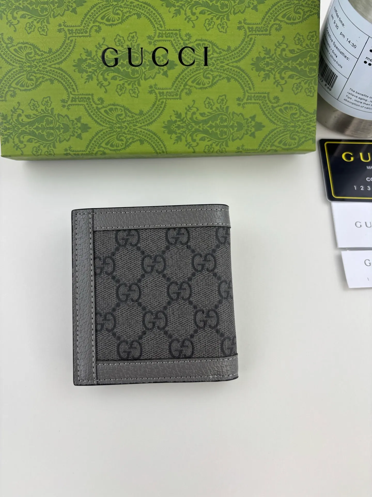 💰120 GUCCl Ophidia series card holder, the GG logo evolved from the Gucci diamond pattern that appeared in the 1930s, and has since become the traditional essence of Gucci. This new Ophidia series card holder uses this recognizable pattern on gray material. Double G hardware completes the look, in gray GG Supreme canvas with gray leather piping and palladium tone hardware, Double G. Style number: 732016 Size: 10cm x 10cm x 1.5cm Color: Gray