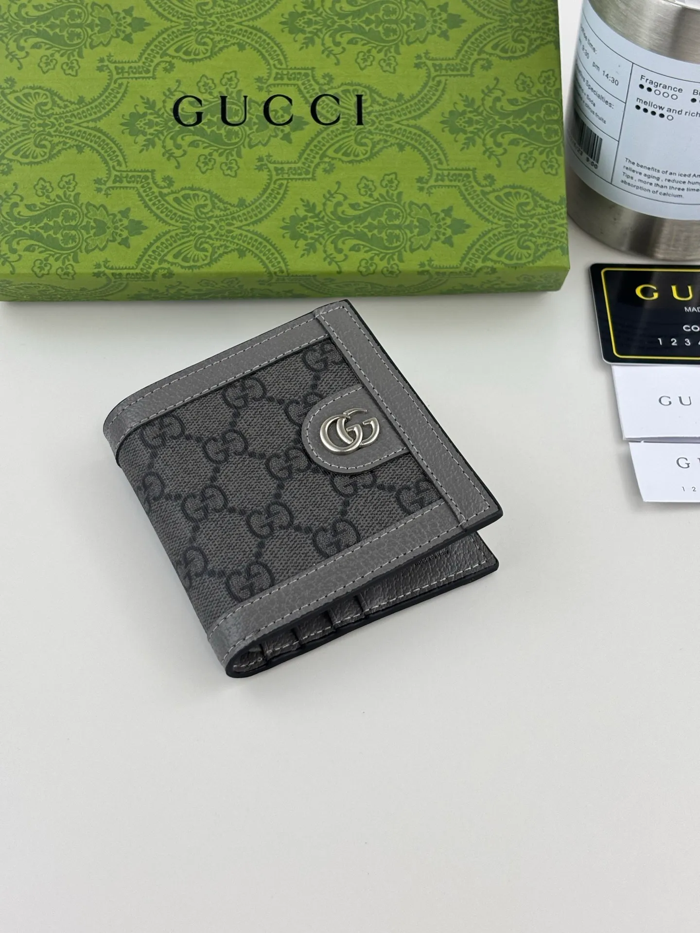 💰120 GUCCl Ophidia series card holder, the GG logo evolved from the Gucci diamond pattern that appeared in the 1930s, and has since become the traditional essence of Gucci. This new Ophidia series card holder uses this recognizable pattern on gray material. Double G hardware completes the look, in gray GG Supreme canvas with gray leather piping and palladium tone hardware, Double G. Style number: 732016 Size: 10cm x 10cm x 1.5cm Color: Gray