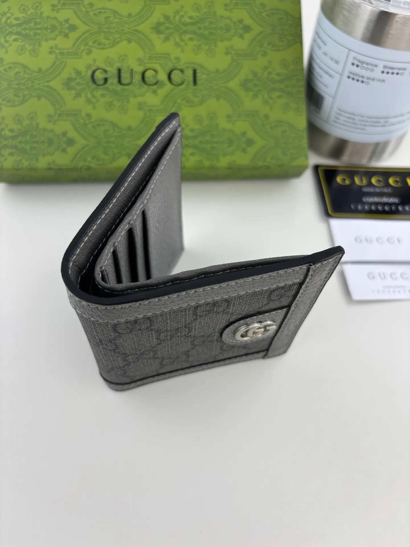 💰120 GUCCl Ophidia series card holder, the GG logo evolved from the Gucci diamond pattern that appeared in the 1930s, and has since become the traditional essence of Gucci. This new Ophidia series card holder uses this recognizable pattern on gray material. Double G hardware completes the look, in gray GG Supreme canvas with gray leather piping and palladium tone hardware, Double G. Style number: 732016 Size: 10cm x 10cm x 1.5cm Color: Gray