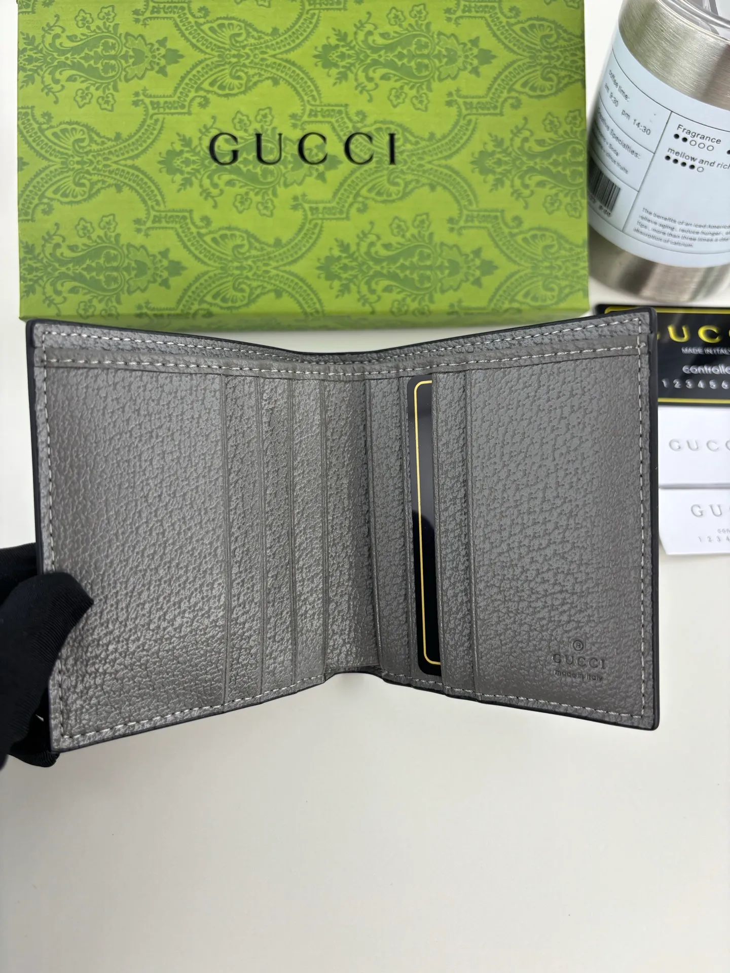💰120 GUCCl Ophidia series card holder, the GG logo evolved from the Gucci diamond pattern that appeared in the 1930s, and has since become the traditional essence of Gucci. This new Ophidia series card holder uses this recognizable pattern on gray material. Double G hardware completes the look, in gray GG Supreme canvas with gray leather piping and palladium tone hardware, Double G. Style number: 732016 Size: 10cm x 10cm x 1.5cm Color: Gray