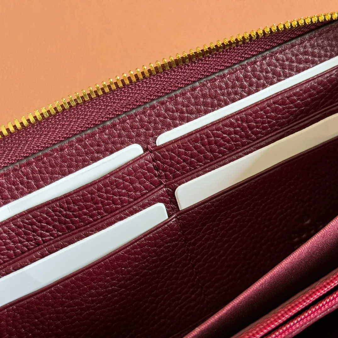 p460📣📣📣 [Original leather with full counter packaging]🔥🔥 ‼ ️The new Ophidia series❣ Made of calfskin imported from Italy, equipped with classic double G hardware, a new style and contour support are now available. A structural shape in which the inner side is divided into intervals. Since the chain strap is removable, it can also be used as a mini bag. ️😘Made from top overseas hardware, 💍Model: 456117 Size: W19xH10xD2.5