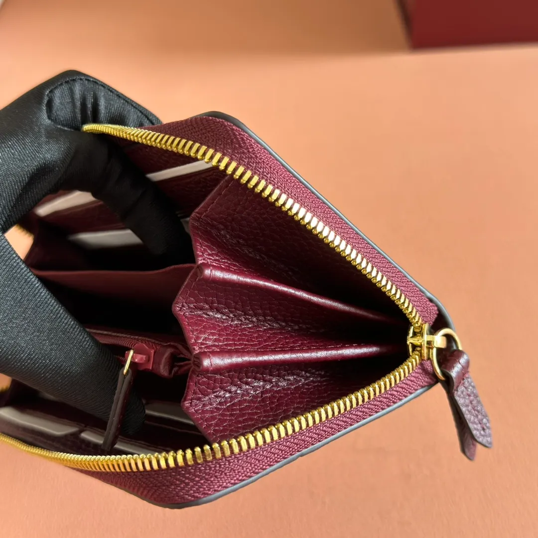 p460📣📣📣 [Original leather with full counter packaging]🔥🔥 ‼ ️The new Ophidia series❣ Made of calfskin imported from Italy, equipped with classic double G hardware, a new style and contour support are now available. A structural shape in which the inner side is divided into intervals. Since the chain strap is removable, it can also be used as a mini bag. ️😘Made from top overseas hardware, 💍Model: 456117 Size: W19xH10xD2.5