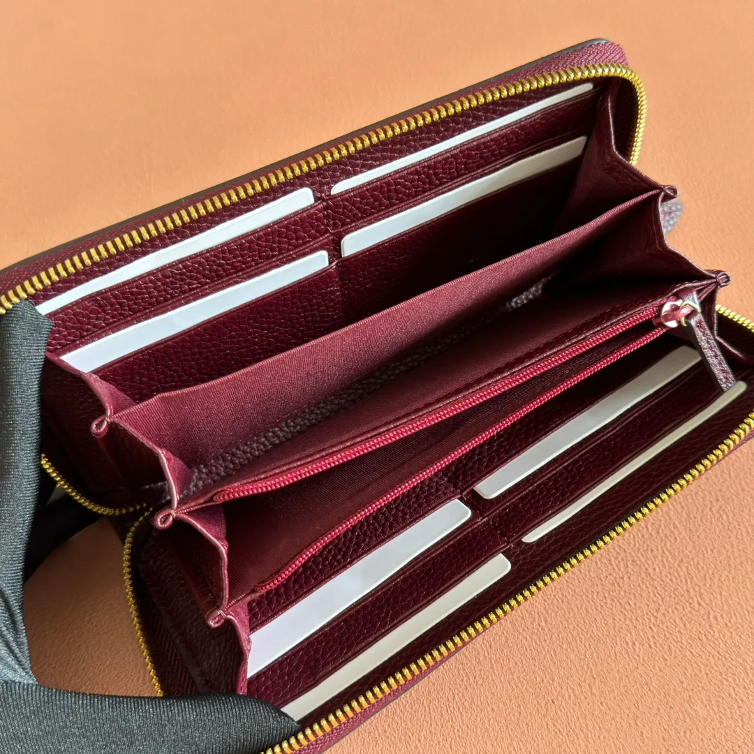 p460📣📣📣 [Original leather with full counter packaging]🔥🔥 ‼ ️The new Ophidia series❣ Made of calfskin imported from Italy, equipped with classic double G hardware, a new style and contour support are now available. A structural shape in which the inner side is divided into intervals. Since the chain strap is removable, it can also be used as a mini bag. ️😘Made from top overseas hardware, 💍Model: 456117 Size: W19xH10xD2.5