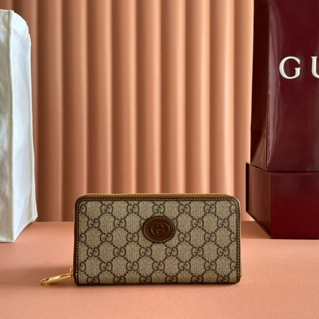 p460. 📣📣📣[Original leather accessories🌈Complete counter packaging]🔥🔥This simple and slender wallet is made of black GG Supreme canvas, decorated with tonal leather piping and an interlocking double G logo, highlighting the charm of a classic design. Black GG Supreme canvas, environmentally friendly material. Black leather trim. Viscose lining. Oval leather interlocking G plaque. Eight card compartments, two bill compartments. Size: 19*10.5*2cm Color: brown/pvc. Model: 673003.