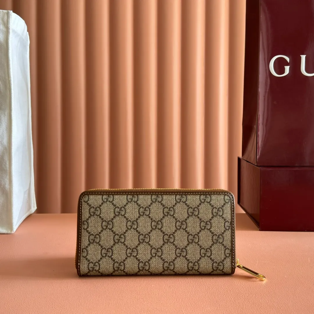 p460. 📣📣📣[Original leather accessories🌈Complete counter packaging]🔥🔥This simple and slender wallet is made of black GG Supreme canvas, decorated with tonal leather piping and an interlocking double G logo, highlighting the charm of a classic design. Black GG Supreme canvas, environmentally friendly material. Black leather trim. Viscose lining. Oval leather interlocking G plaque. Eight card compartments, two bill compartments. Size: 19*10.5*2cm Color: brown/pvc. Model: 673003.