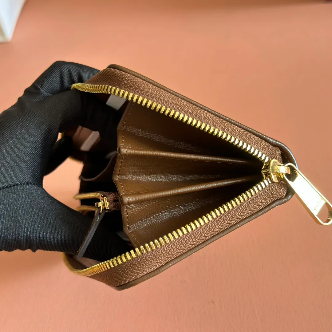 p460. 📣📣📣[Original leather accessories🌈Complete counter packaging]🔥🔥This simple and slender wallet is made of black GG Supreme canvas, decorated with tonal leather piping and an interlocking double G logo, highlighting the charm of a classic design. Black GG Supreme canvas, environmentally friendly material. Black leather trim. Viscose lining. Oval leather interlocking G plaque. Eight card compartments, two bill compartments. Size: 19*10.5*2cm Color: brown/pvc. Model: 673003.