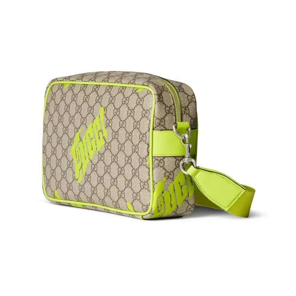 🔥In the 4050 early autumn series, Chinese artist Currynew reinterprets the brand logo, adding color to men's ready-to-wear, leather goods and accessories. This cross-body bag is crafted from coated fabric with the classic GG monogram pattern, cleverly integrated with Gucci prints and contrasting leather piping, making the entire design fuller. Beige and dark brown classic GG monogram coated fabric Emerald green leather trim Gucci print Currynew workmanship Cotton and linen blend lining Interior: 1 zip pocket Holds iPhone Plus, bi-fold wallet or card holder, and Airpods Removable canvas and leather shoulder strap (55 cm high) Zip closure Ident No.: 839380. Dimensions: 27cm (width) x 18cm (height) x 7.5cm (depth) Weight: approximately 0.61kg Color: emerald green silk screen/original leather. Made in Italy