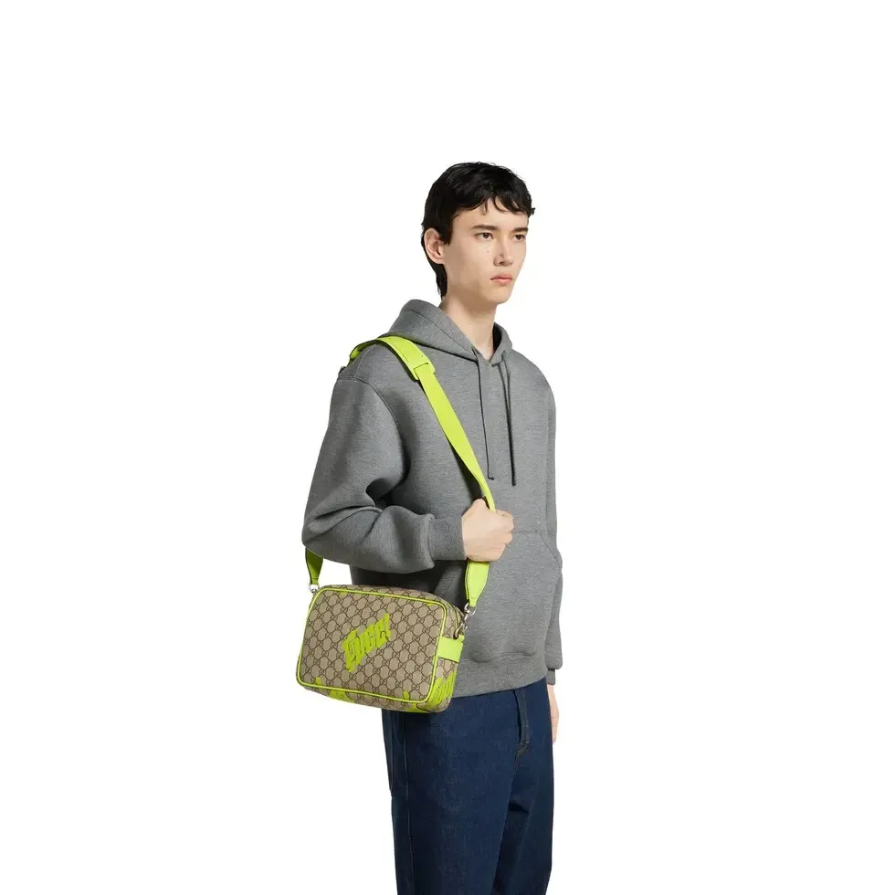🔥In the 4050 early autumn series, Chinese artist Currynew reinterprets the brand logo, adding color to men's ready-to-wear, leather goods and accessories. This cross-body bag is crafted from coated fabric with the classic GG monogram pattern, cleverly integrated with Gucci prints and contrasting leather piping, making the entire design fuller. Beige and dark brown classic GG monogram coated fabric Emerald green leather trim Gucci print Currynew workmanship Cotton and linen blend lining Interior: 1 zip pocket Holds iPhone Plus, bi-fold wallet or card holder, and Airpods Removable canvas and leather shoulder strap (55 cm high) Zip closure Ident No.: 839380. Dimensions: 27cm (width) x 18cm (height) x 7.5cm (depth) Weight: approximately 0.61kg Color: emerald green silk screen/original leather. Made in Italy