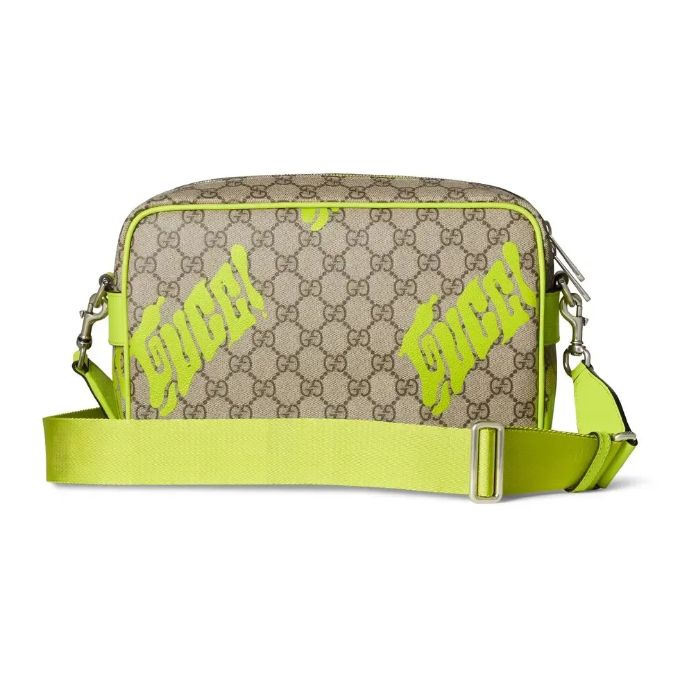 🔥In the 4050 early autumn series, Chinese artist Currynew reinterprets the brand logo, adding color to men's ready-to-wear, leather goods and accessories. This cross-body bag is crafted from coated fabric with the classic GG monogram pattern, cleverly integrated with Gucci prints and contrasting leather piping, making the entire design fuller. Beige and dark brown classic GG monogram coated fabric Emerald green leather trim Gucci print Currynew workmanship Cotton and linen blend lining Interior: 1 zip pocket Holds iPhone Plus, bi-fold wallet or card holder, and Airpods Removable canvas and leather shoulder strap (55 cm high) Zip closure Ident No.: 839380. Dimensions: 27cm (width) x 18cm (height) x 7.5cm (depth) Weight: approximately 0.61kg Color: emerald green silk screen/original leather. Made in Italy