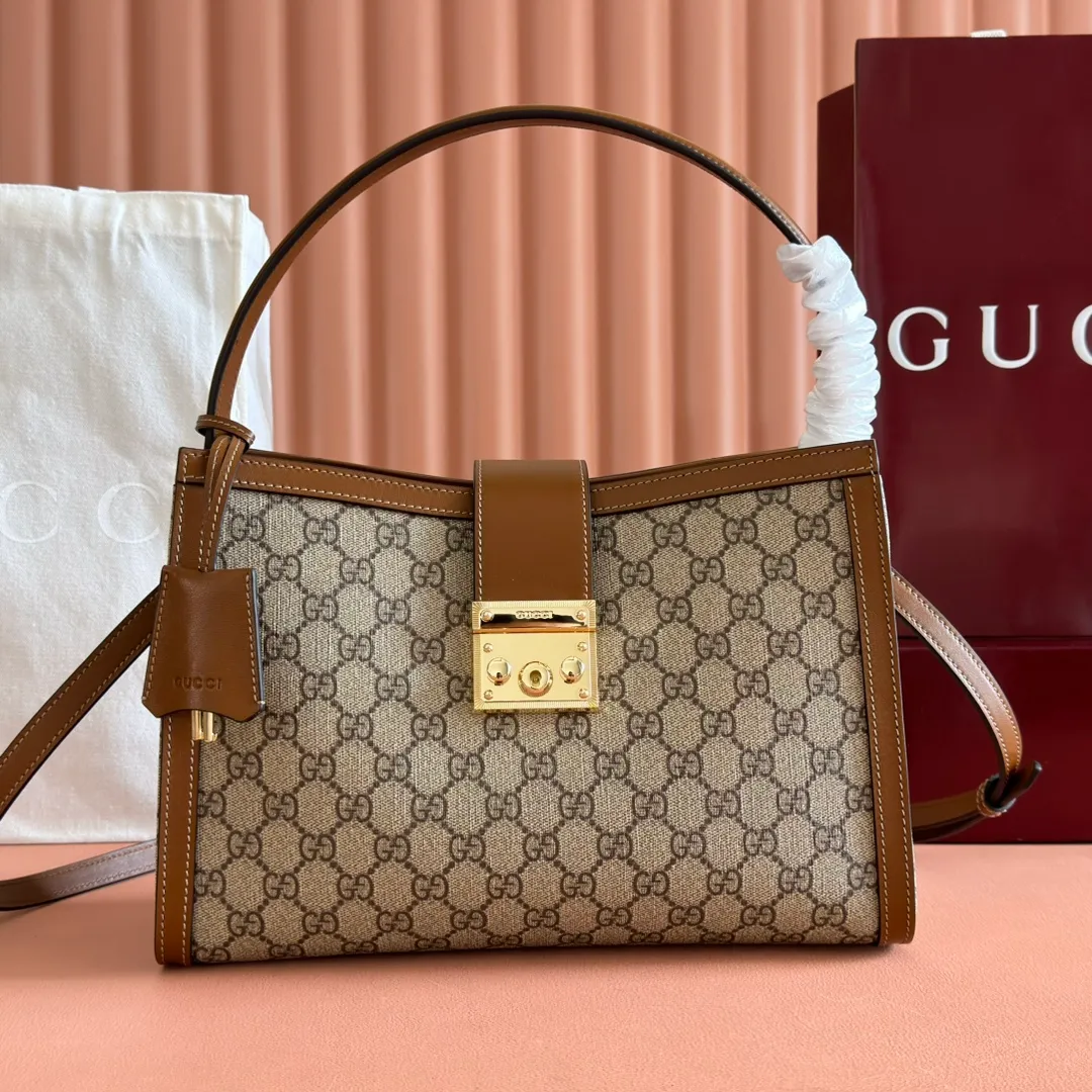 p1160. 💋💋💋【Original leather configuration with full counter packaging】The Padlock series has launched a variety of fashionable bags with various carrying methods, adding color to the 2025 early autumn series. This tote is lined with webbing, reminiscent of the brand's signature pattern. Beige and dark brown GG monogram coated fabric Brown leather trim Light gold tone hardware Red and green webbing cotton lining Interior: One zip pocket Carry handle (17.5 cm height) Removable and adjustable leather strap (height: 54 cm - 60 cm; length: 115 cm - 125 cm) Padlock closure with leather keychain Ident.: 838991. Dimensions: 31cm (width) x 21cm (height) x 11cm (thickness) Weight: approx. 0.8kg. Color: brown PVC. Made in Italy