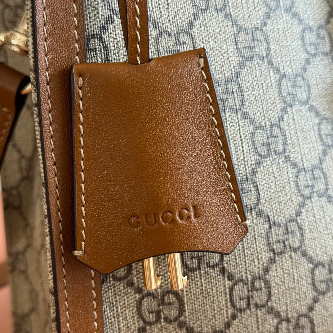 p1160. 💋💋💋【Original leather configuration with full counter packaging】The Padlock series has launched a variety of fashionable bags with various carrying methods, adding color to the 2025 early autumn series. This tote is lined with webbing, reminiscent of the brand's signature pattern. Beige and dark brown GG monogram coated fabric Brown leather trim Light gold tone hardware Red and green webbing cotton lining Interior: One zip pocket Carry handle (17.5 cm height) Removable and adjustable leather strap (height: 54 cm - 60 cm; length: 115 cm - 125 cm) Padlock closure with leather keychain Ident.: 838991. Dimensions: 31cm (width) x 21cm (height) x 11cm (thickness) Weight: approx. 0.8kg. Color: brown PVC. Made in Italy