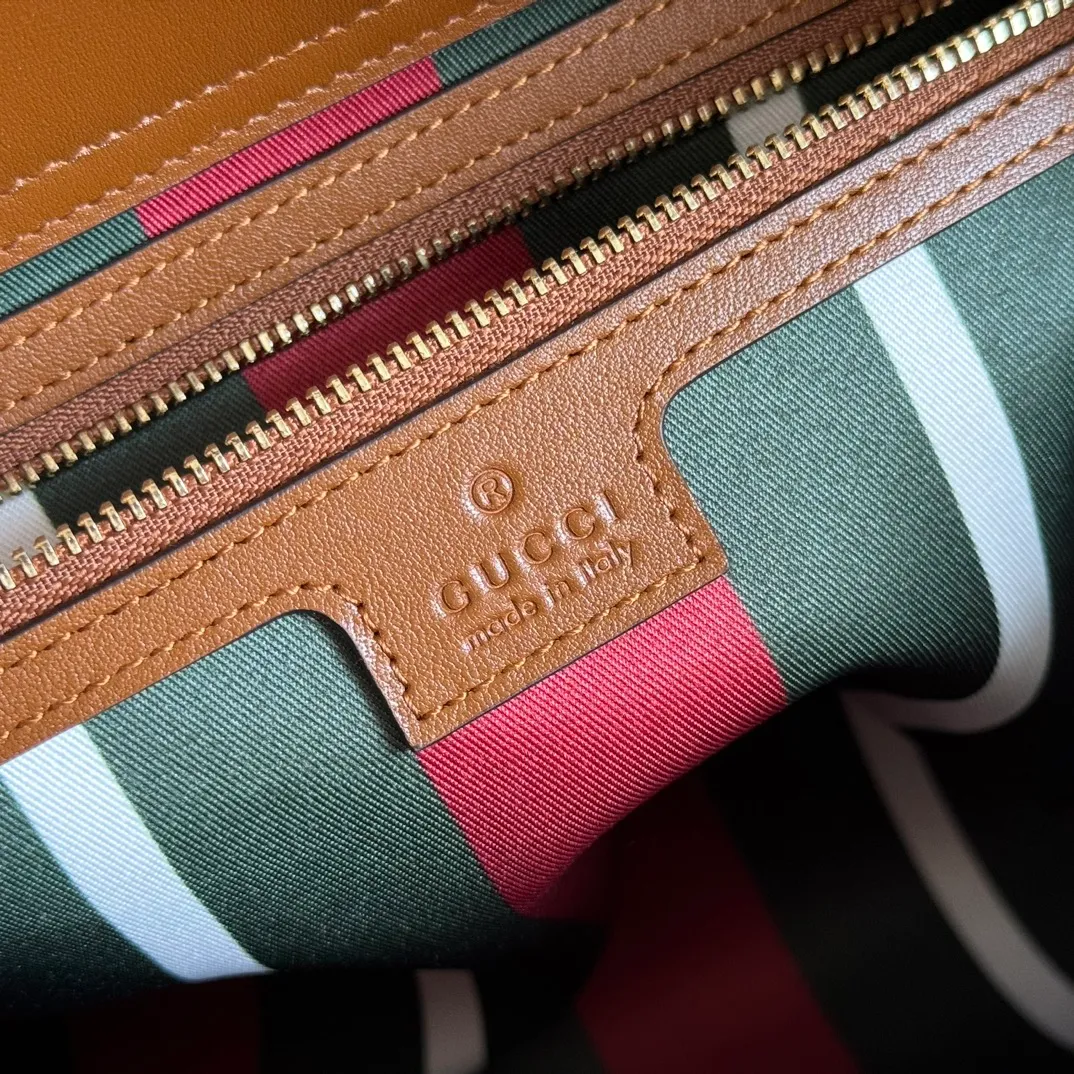 p1160. 💋💋💋【Original leather configuration with full counter packaging】The Padlock series has launched a variety of fashionable bags with various carrying methods, adding color to the 2025 early autumn series. This tote is lined with webbing, reminiscent of the brand's signature pattern. Beige and dark brown GG monogram coated fabric Brown leather trim Light gold tone hardware Red and green webbing cotton lining Interior: One zip pocket Carry handle (17.5 cm height) Removable and adjustable leather strap (height: 54 cm - 60 cm; length: 115 cm - 125 cm) Padlock closure with leather keychain Ident.: 838991. Dimensions: 31cm (width) x 21cm (height) x 11cm (thickness) Weight: approx. 0.8kg. Color: brown PVC. Made in Italy