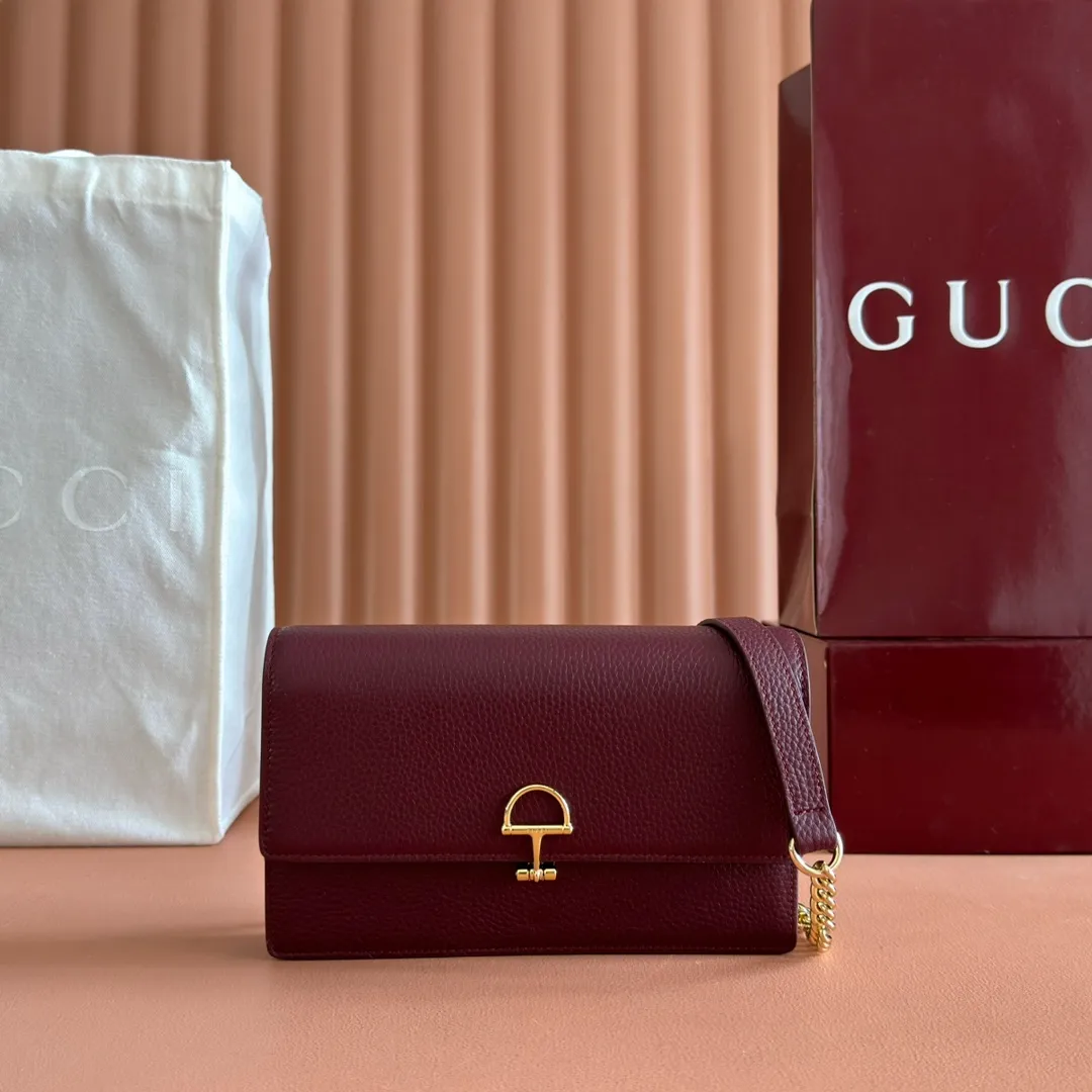 p720💋💋💋"With full set of original counter packaging" [New product] This Gucci Softbit series shoulder bag is ingeniously integrated with the brand's classic equestrian style accessories in the shape of a large half-horse bit. Black grained cow leather. Light gold-tone hardware. Black microfiber lining. Half horsebit buckle. Ident.: 837373. Dimensions: 20x13x6cm.