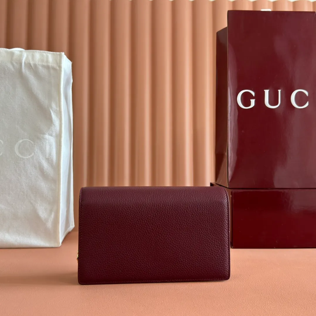 p720💋💋💋"With full set of original counter packaging" [New product] This Gucci Softbit series shoulder bag is ingeniously integrated with the brand's classic equestrian style accessories in the shape of a large half-horse bit. Black grained cow leather. Light gold-tone hardware. Black microfiber lining. Half horsebit buckle. Ident.: 837373. Dimensions: 20x13x6cm.