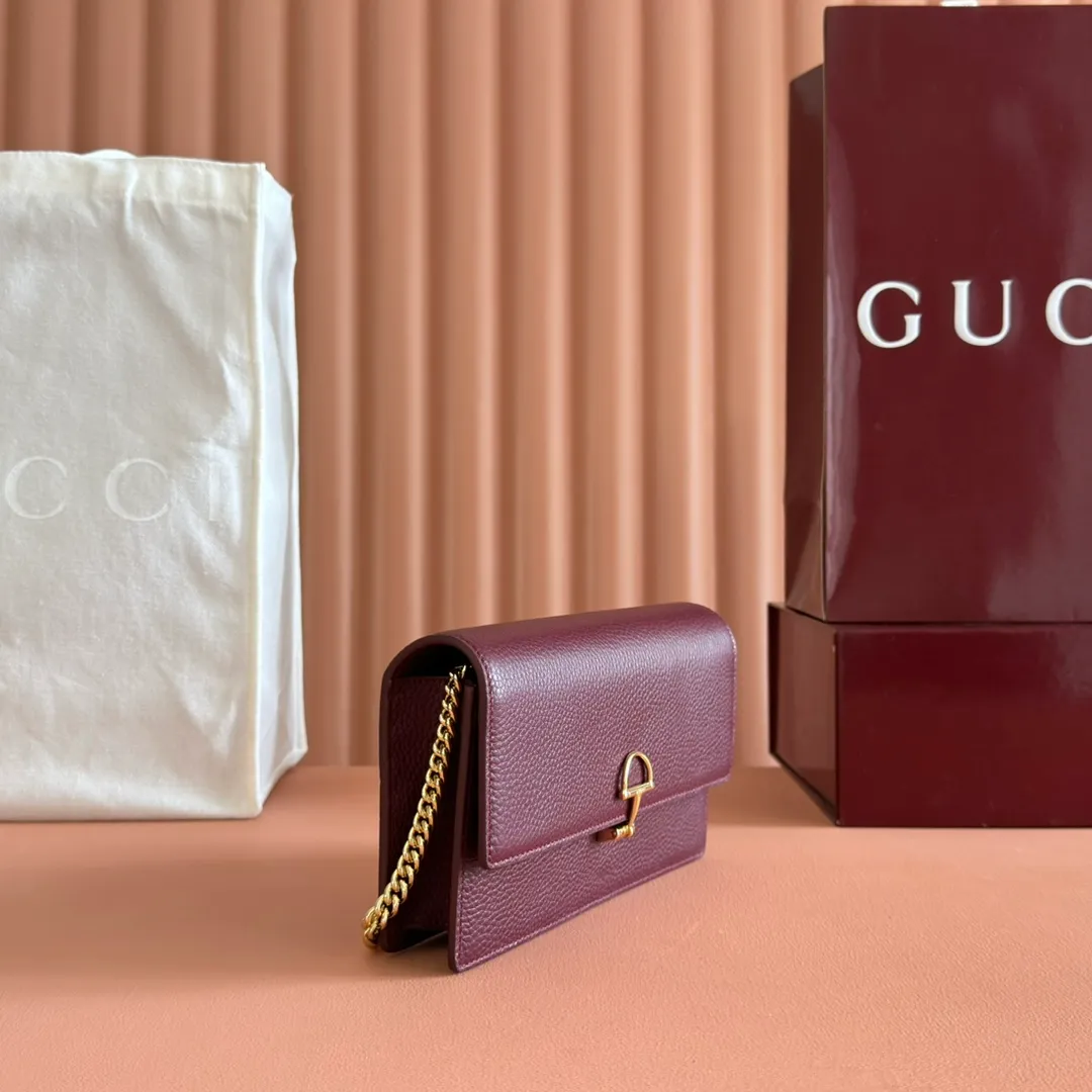 p720💋💋💋"With full set of original counter packaging" [New product] This Gucci Softbit series shoulder bag is ingeniously integrated with the brand's classic equestrian style accessories in the shape of a large half-horse bit. Black grained cow leather. Light gold-tone hardware. Black microfiber lining. Half horsebit buckle. Ident.: 837373. Dimensions: 20x13x6cm.