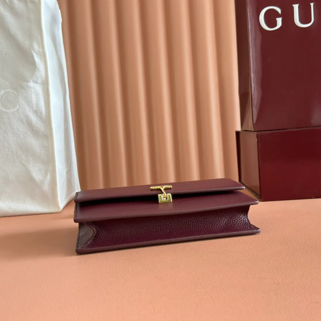 p720💋💋💋"With full set of original counter packaging" [New product] This Gucci Softbit series shoulder bag is ingeniously integrated with the brand's classic equestrian style accessories in the shape of a large half-horse bit. Black grained cow leather. Light gold-tone hardware. Black microfiber lining. Half horsebit buckle. Ident.: 837373. Dimensions: 20x13x6cm.