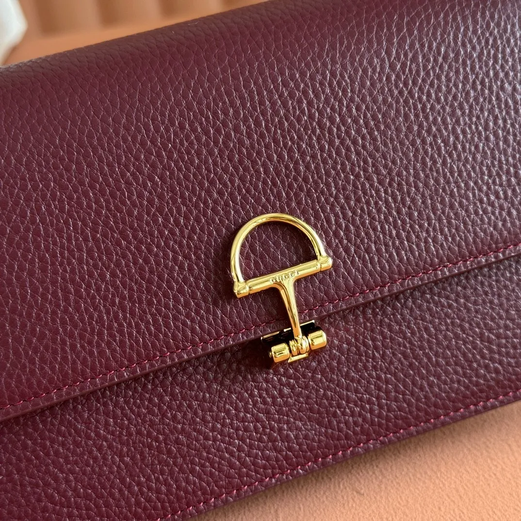 p720💋💋💋"With full set of original counter packaging" [New product] This Gucci Softbit series shoulder bag is ingeniously integrated with the brand's classic equestrian style accessories in the shape of a large half-horse bit. Black grained cow leather. Light gold-tone hardware. Black microfiber lining. Half horsebit buckle. Ident.: 837373. Dimensions: 20x13x6cm.
