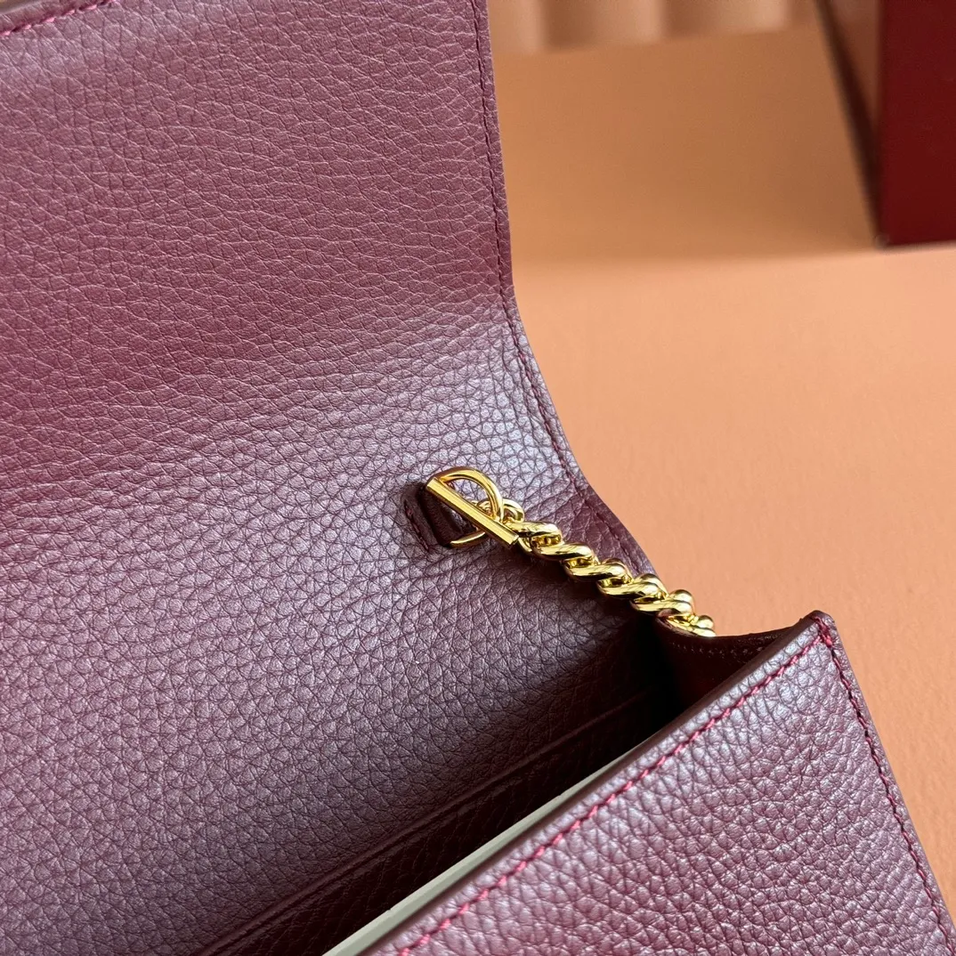 p720💋💋💋"With full set of original counter packaging" [New product] This Gucci Softbit series shoulder bag is ingeniously integrated with the brand's classic equestrian style accessories in the shape of a large half-horse bit. Black grained cow leather. Light gold-tone hardware. Black microfiber lining. Half horsebit buckle. Ident.: 837373. Dimensions: 20x13x6cm.
