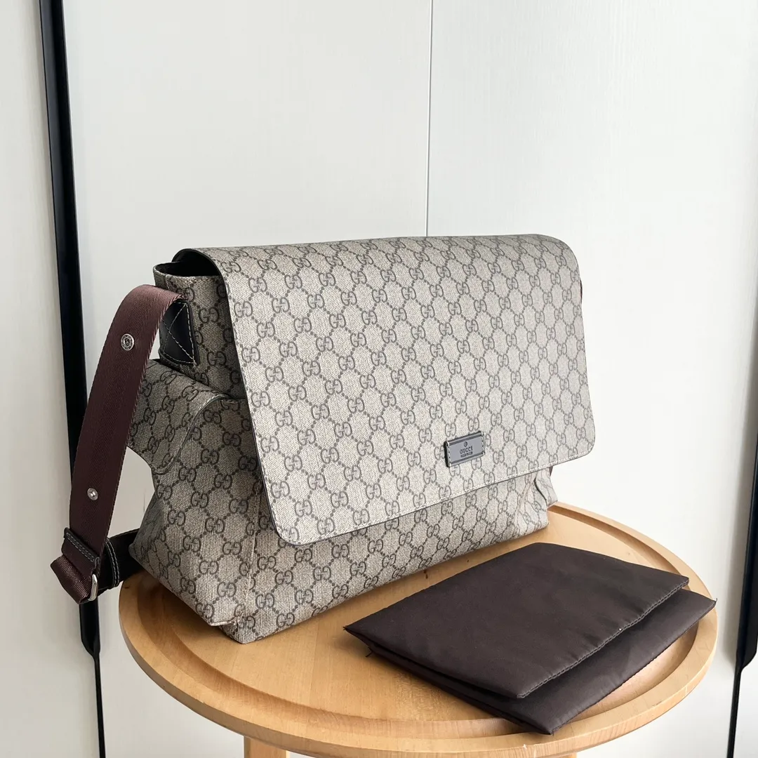 Actual shot #💰360 Model: 211131 Brown Size: 44×28×14cm GUCCI Big Fire Mummy Bag, also known as diaper bag, has a large capacity and has side pockets on both sides to accommodate water bottles. The large flip-top design is very convenient and comes with a folding pad. Unisex style! Made of imported fabrics and brown leather, adjustable shoulder straps