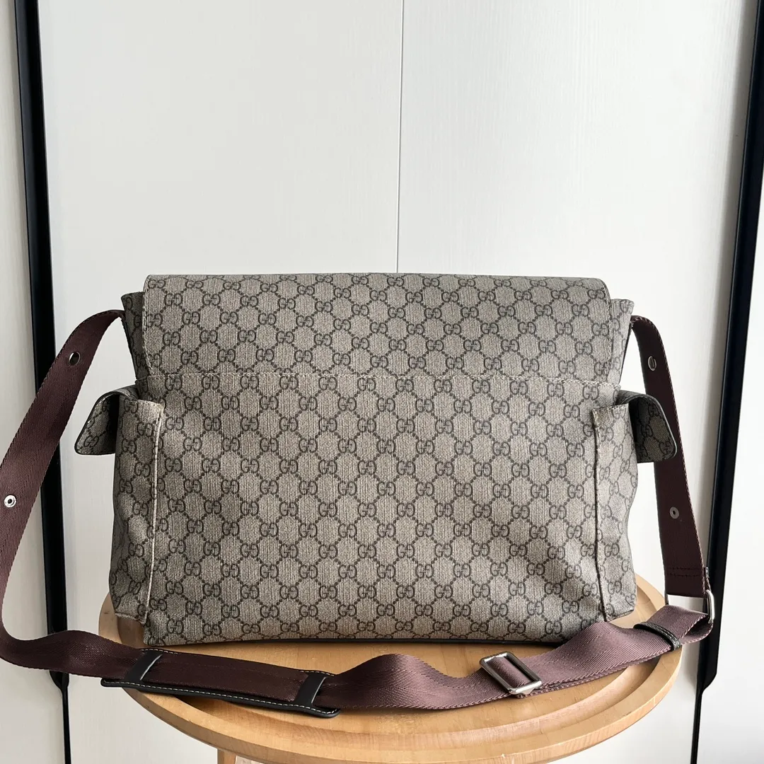 Actual shot #💰360 Model: 211131 Brown Size: 44×28×14cm GUCCI Big Fire Mummy Bag, also known as diaper bag, has a large capacity and has side pockets on both sides to accommodate water bottles. The large flip-top design is very convenient and comes with a folding pad. Unisex style! Made of imported fabrics and brown leather, adjustable shoulder straps
