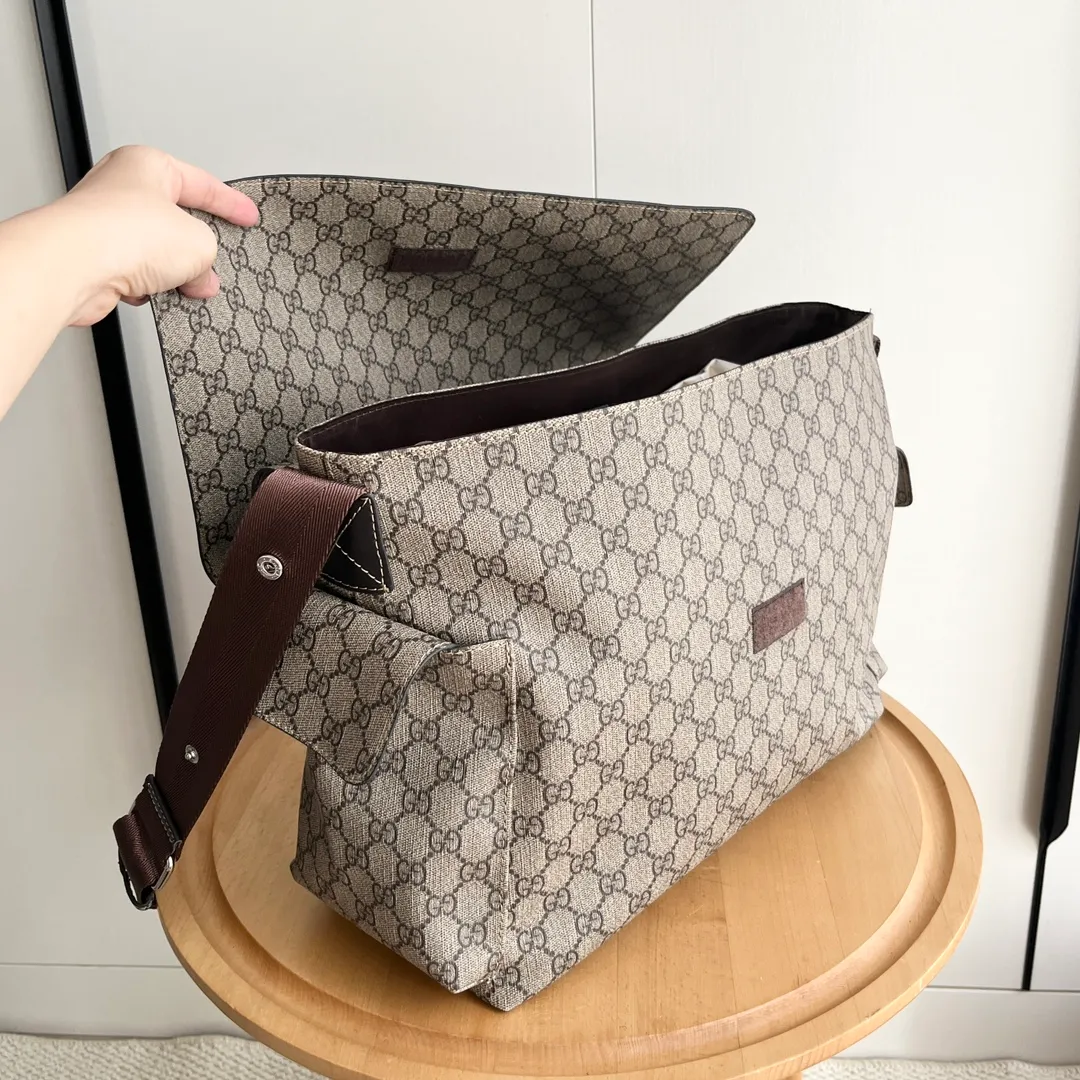 Actual shot #💰360 Model: 211131 Brown Size: 44×28×14cm GUCCI Big Fire Mummy Bag, also known as diaper bag, has a large capacity and has side pockets on both sides to accommodate water bottles. The large flip-top design is very convenient and comes with a folding pad. Unisex style! Made of imported fabrics and brown leather, adjustable shoulder straps