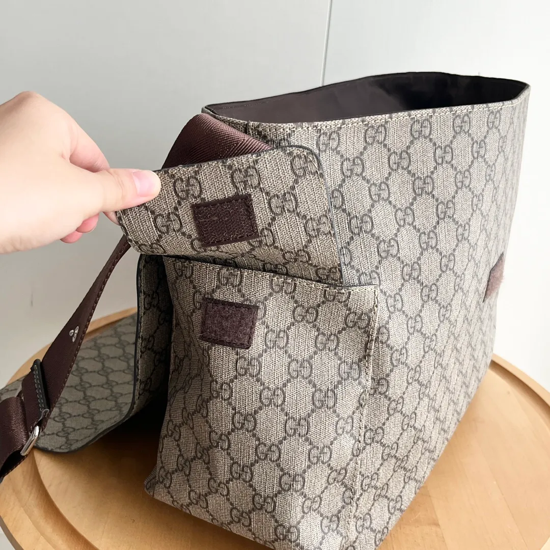 Actual shot #💰360 Model: 211131 Brown Size: 44×28×14cm GUCCI Big Fire Mummy Bag, also known as diaper bag, has a large capacity and has side pockets on both sides to accommodate water bottles. The large flip-top design is very convenient and comes with a folding pad. Unisex style! Made of imported fabrics and brown leather, adjustable shoulder straps