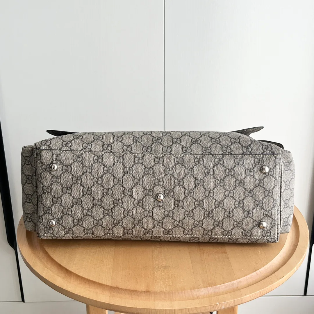 Actual shot #💰360 Model: 211131 Brown Size: 44×28×14cm GUCCI Big Fire Mummy Bag, also known as diaper bag, has a large capacity and has side pockets on both sides to accommodate water bottles. The large flip-top design is very convenient and comes with a folding pad. Unisex style! Made of imported fabrics and brown leather, adjustable shoulder straps