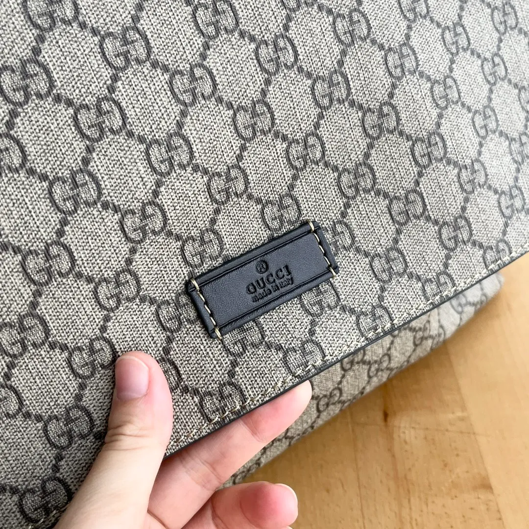 Actual shot #💰360 Model: 211131 Brown Size: 44×28×14cm GUCCI Big Fire Mummy Bag, also known as diaper bag, has a large capacity and has side pockets on both sides to accommodate water bottles. The large flip-top design is very convenient and comes with a folding pad. Unisex style! Made of imported fabrics and brown leather, adjustable shoulder straps