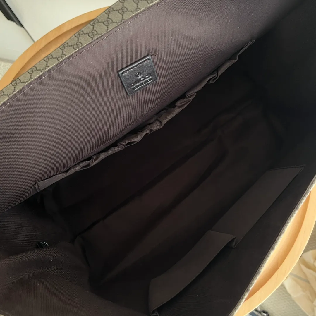 Actual shot #💰360 Model: 211131 Brown Size: 44×28×14cm GUCCI Big Fire Mummy Bag, also known as diaper bag, has a large capacity and has side pockets on both sides to accommodate water bottles. The large flip-top design is very convenient and comes with a folding pad. Unisex style! Made of imported fabrics and brown leather, adjustable shoulder straps