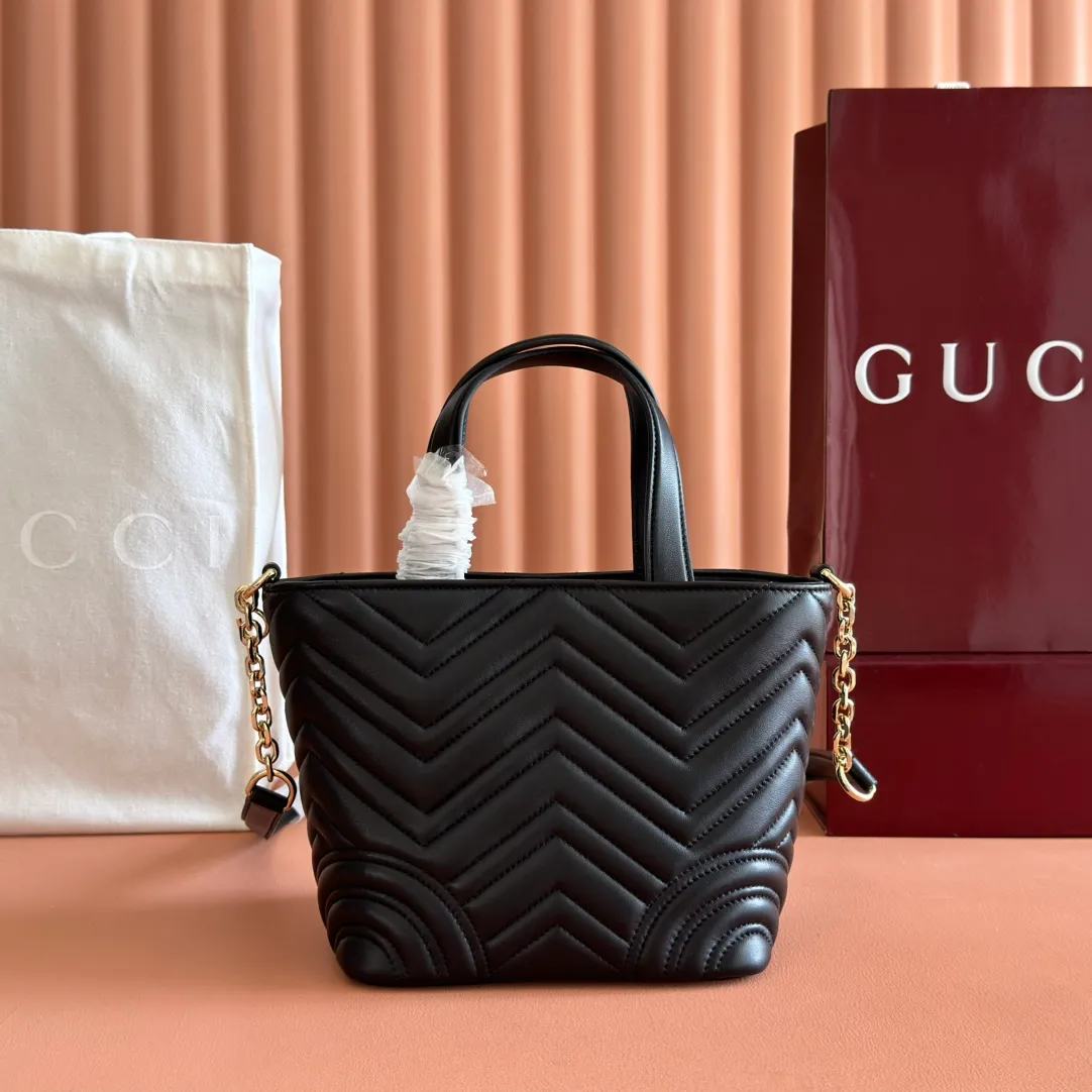 p1280. 💋💋💋 Comes with a complete set of original counter packaging [New product] This tote bag injects novel charm into the GG Marmont series with a new silhouette in the 2025 autumn and winter series. It can transform from a structural tote bag to a soft-lined bucket bag. The shape is paired with top handles and chain shoulder straps, presenting a variety of fashion styling options. White chevron quilted sheepskin Light gold-tone hardware Gucci ankara red viscose lining Double G Interior: Open pocket Handle drop 11 cm Shoulder strap drop 53 cm (bag closed: 45 cm) Ident.: 847386. Dimensions: 18cm (bottom width) x 29cm (top width) x 18cm (height) x 12.5cm (depth) Weight: approx. 0.4kg Color: Black sheepskin. Made in Italy