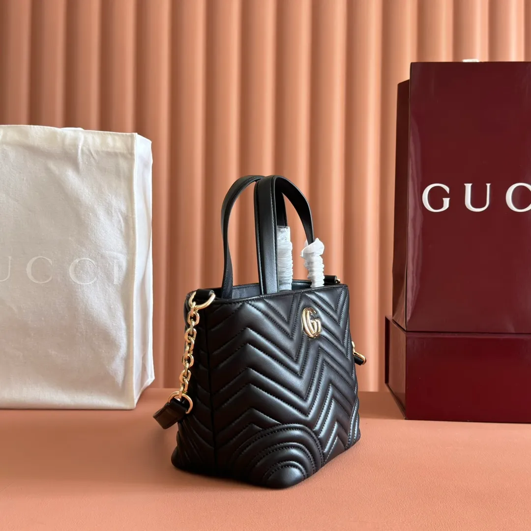 p1280. 💋💋💋 Comes with a complete set of original counter packaging [New product] This tote bag injects novel charm into the GG Marmont series with a new silhouette in the 2025 autumn and winter series. It can transform from a structural tote bag to a soft-lined bucket bag. The shape is paired with top handles and chain shoulder straps, presenting a variety of fashion styling options. White chevron quilted sheepskin Light gold-tone hardware Gucci ankara red viscose lining Double G Interior: Open pocket Handle drop 11 cm Shoulder strap drop 53 cm (bag closed: 45 cm) Ident.: 847386. Dimensions: 18cm (bottom width) x 29cm (top width) x 18cm (height) x 12.5cm (depth) Weight: approx. 0.4kg Color: Black sheepskin. Made in Italy
