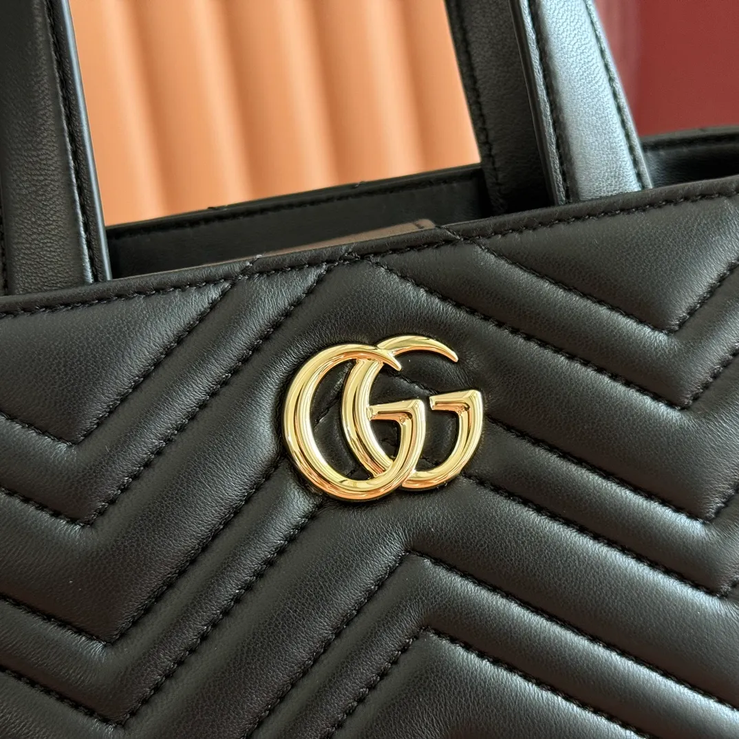 p1280. 💋💋💋 Comes with a complete set of original counter packaging [New product] This tote bag injects novel charm into the GG Marmont series with a new silhouette in the 2025 autumn and winter series. It can transform from a structural tote bag to a soft-lined bucket bag. The shape is paired with top handles and chain shoulder straps, presenting a variety of fashion styling options. White chevron quilted sheepskin Light gold-tone hardware Gucci ankara red viscose lining Double G Interior: Open pocket Handle drop 11 cm Shoulder strap drop 53 cm (bag closed: 45 cm) Ident.: 847386. Dimensions: 18cm (bottom width) x 29cm (top width) x 18cm (height) x 12.5cm (depth) Weight: approx. 0.4kg Color: Black sheepskin. Made in Italy