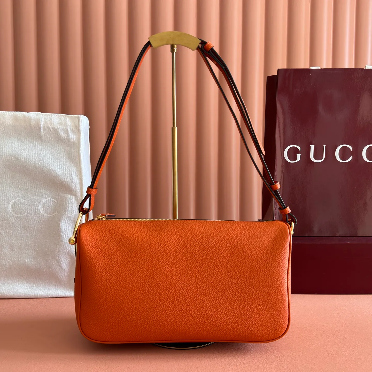 p1220💋💋💋【Original configuration counter full set packaging】Renewedly presents the Gucci Half Horsebit series, reinterpreting one of the brand's most iconic elements in a modern style. The collection cleverly combines relaxed silhouettes with the iconic half-horsebit hardware, which gives rise to its name. Ivory grained soft leather Gold-tone hardware White linen-cotton blend lining Half horsebit closure Interior: One open pocket Adjustable cowhide leather shoulder strap (height: 32cm - 34cm; length: 66cm - 73cm) Zip closure Ident: 860787. Dimensions: 31.5cm (width) x 17cm (height) x 12cm (depth) Weight: approx. 0.7kg