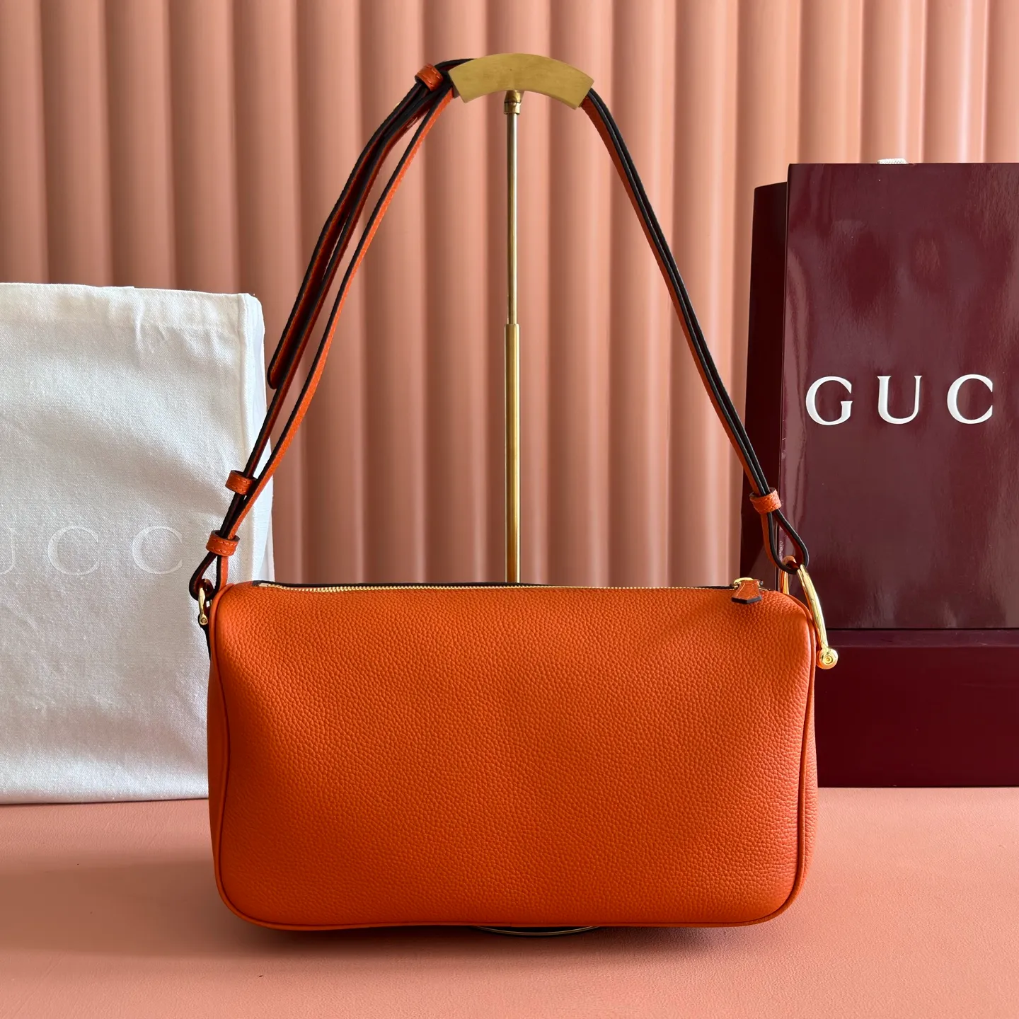 p1220💋💋💋【Original configuration counter full set packaging】Renewedly presents the Gucci Half Horsebit series, reinterpreting one of the brand's most iconic elements in a modern style. The collection cleverly combines relaxed silhouettes with the iconic half-horsebit hardware, which gives rise to its name. Ivory grained soft leather Gold-tone hardware White linen-cotton blend lining Half horsebit closure Interior: One open pocket Adjustable cowhide leather shoulder strap (height: 32cm - 34cm; length: 66cm - 73cm) Zip closure Ident: 860787. Dimensions: 31.5cm (width) x 17cm (height) x 12cm (depth) Weight: approx. 0.7kg
