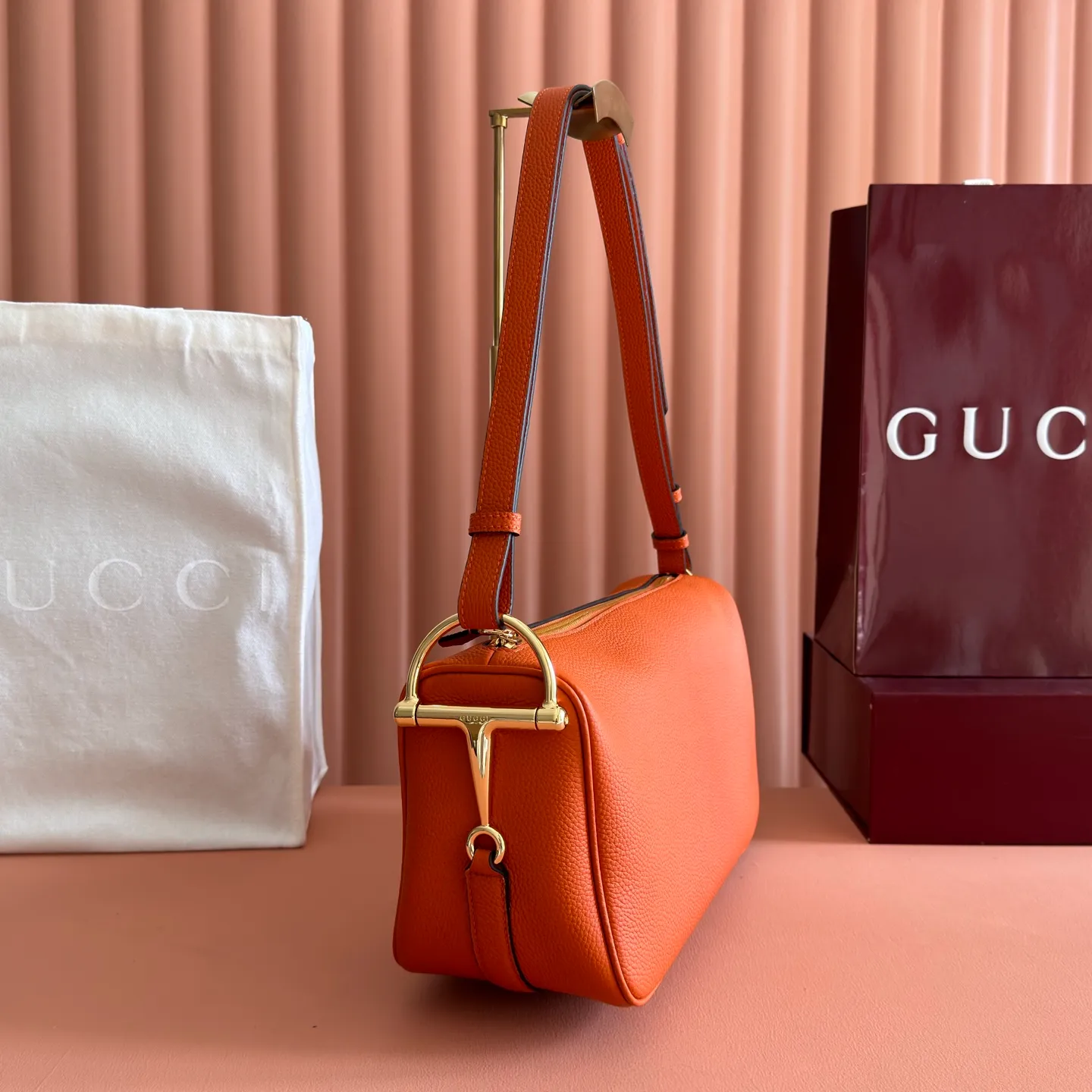 p1220💋💋💋【Original configuration counter full set packaging】Renewedly presents the Gucci Half Horsebit series, reinterpreting one of the brand's most iconic elements in a modern style. The collection cleverly combines relaxed silhouettes with the iconic half-horsebit hardware, which gives rise to its name. Ivory grained soft leather Gold-tone hardware White linen-cotton blend lining Half horsebit closure Interior: One open pocket Adjustable cowhide leather shoulder strap (height: 32cm - 34cm; length: 66cm - 73cm) Zip closure Ident: 860787. Dimensions: 31.5cm (width) x 17cm (height) x 12cm (depth) Weight: approx. 0.7kg