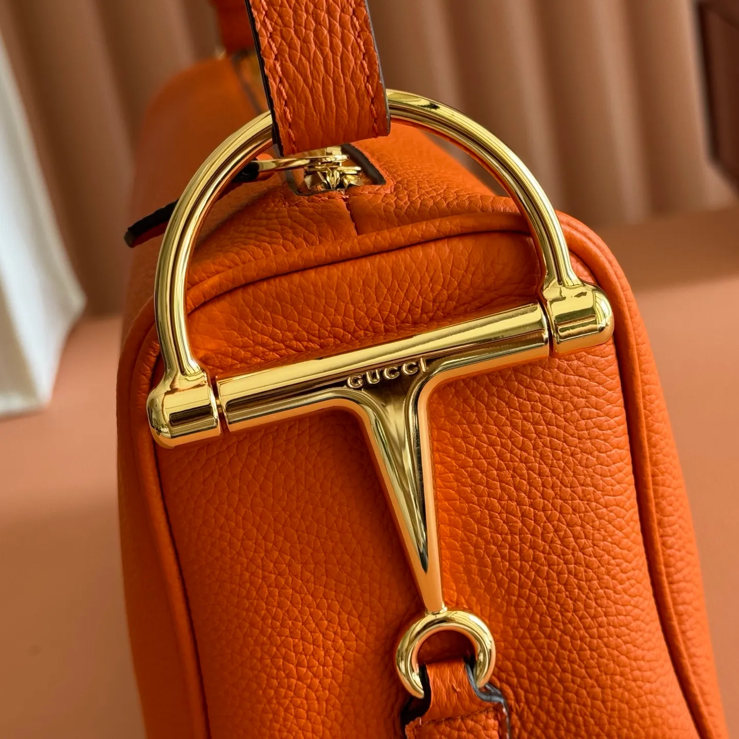 p1220💋💋💋【Original configuration counter full set packaging】Renewedly presents the Gucci Half Horsebit series, reinterpreting one of the brand's most iconic elements in a modern style. The collection cleverly combines relaxed silhouettes with the iconic half-horsebit hardware, which gives rise to its name. Ivory grained soft leather Gold-tone hardware White linen-cotton blend lining Half horsebit closure Interior: One open pocket Adjustable cowhide leather shoulder strap (height: 32cm - 34cm; length: 66cm - 73cm) Zip closure Ident: 860787. Dimensions: 31.5cm (width) x 17cm (height) x 12cm (depth) Weight: approx. 0.7kg