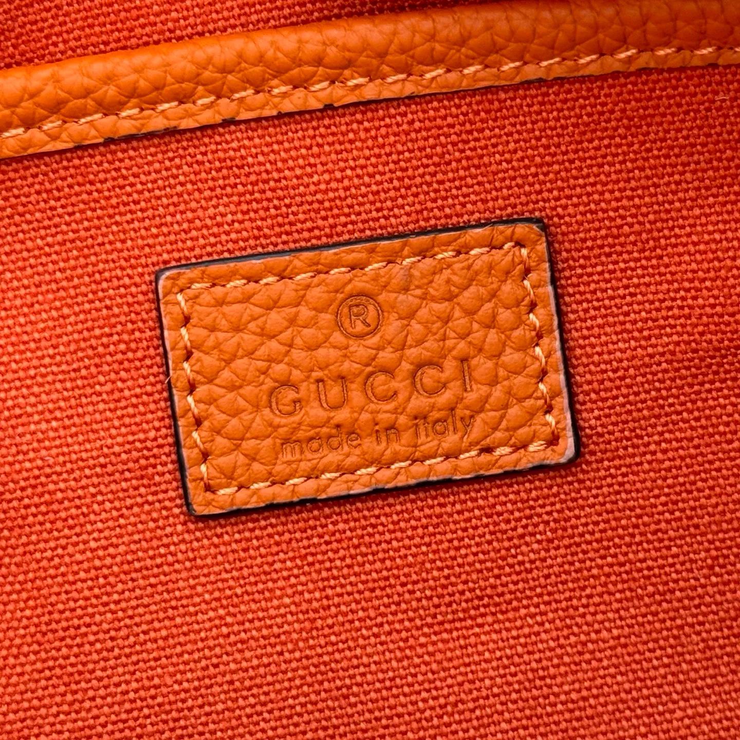p1220💋💋💋【Original configuration counter full set packaging】Renewedly presents the Gucci Half Horsebit series, reinterpreting one of the brand's most iconic elements in a modern style. The collection cleverly combines relaxed silhouettes with the iconic half-horsebit hardware, which gives rise to its name. Ivory grained soft leather Gold-tone hardware White linen-cotton blend lining Half horsebit closure Interior: One open pocket Adjustable cowhide leather shoulder strap (height: 32cm - 34cm; length: 66cm - 73cm) Zip closure Ident: 860787. Dimensions: 31.5cm (width) x 17cm (height) x 12cm (depth) Weight: approx. 0.7kg