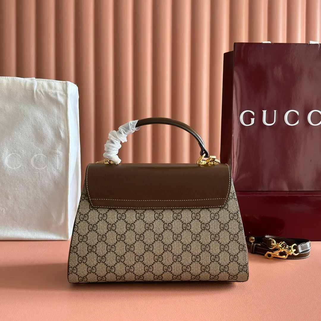 p1500. 📣📣📣【Original leather with 🌈full counter packaging】🔥🔥 Gucci Horsebit 1955 series medium handbag, model number 702049 The Gucci Horsebit 1955 series is presented in beige and ebony GG Supreme canvas. This series draws inspiration from archival designs and carefully combines the classic details of the brand's founding more than sixty years ago with the essence of modern fashion, highlighting the unique charm of the horsebit. This design pattern is inspired by the brand's equestrian origins and consists of two elements: a double ring and a long strip. It has become one of the brand's most recognizable iconic elements. Brown leather piping adds an elegant touch to the design. Hide Details Beige and ebony GG Supreme canvas Brown leather trim Shiny gold-tone hardware Horsebit closure Interior: 2 main compartments and 1 zipped pocket 50cm chain strap and 55cm removable leather shoulder strap Medium dimensions: 29cm (W) x 20cm (H) x 13cm (D)