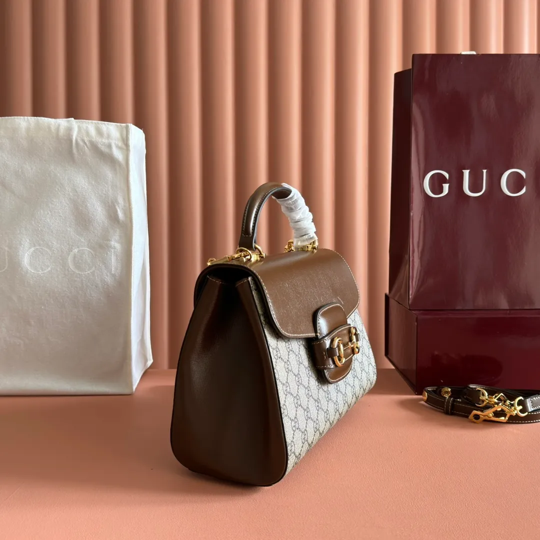 p1500. 📣📣📣【Original leather with 🌈full counter packaging】🔥🔥 Gucci Horsebit 1955 series medium handbag, model number 702049 The Gucci Horsebit 1955 series is presented in beige and ebony GG Supreme canvas. This series draws inspiration from archival designs and carefully combines the classic details of the brand's founding more than sixty years ago with the essence of modern fashion, highlighting the unique charm of the horsebit. This design pattern is inspired by the brand's equestrian origins and consists of two elements: a double ring and a long strip. It has become one of the brand's most recognizable iconic elements. Brown leather piping adds an elegant touch to the design. Hide Details Beige and ebony GG Supreme canvas Brown leather trim Shiny gold-tone hardware Horsebit closure Interior: 2 main compartments and 1 zipped pocket 50cm chain strap and 55cm removable leather shoulder strap Medium dimensions: 29cm (W) x 20cm (H) x 13cm (D)